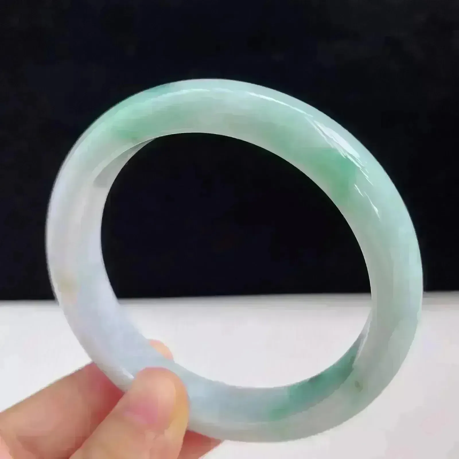 58.7mm自然光拍摄天然翡翠A货飘绿好种水正圈手镯 57.56克