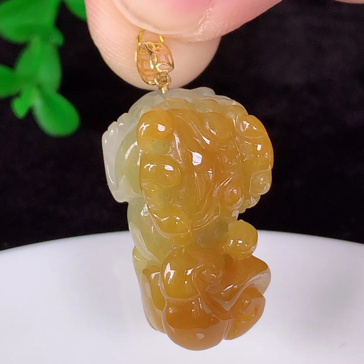 自然光实拍，18K金镶嵌冰润冰糯种黄翡翡翠招财貔貅吊坠，民间有“一摸貔貅运程旺盛，再摸貔貅财运滚滚，三摸貔貅平步青云 ”的美好祝愿。#35.14整体30*裸石24*12*12.5