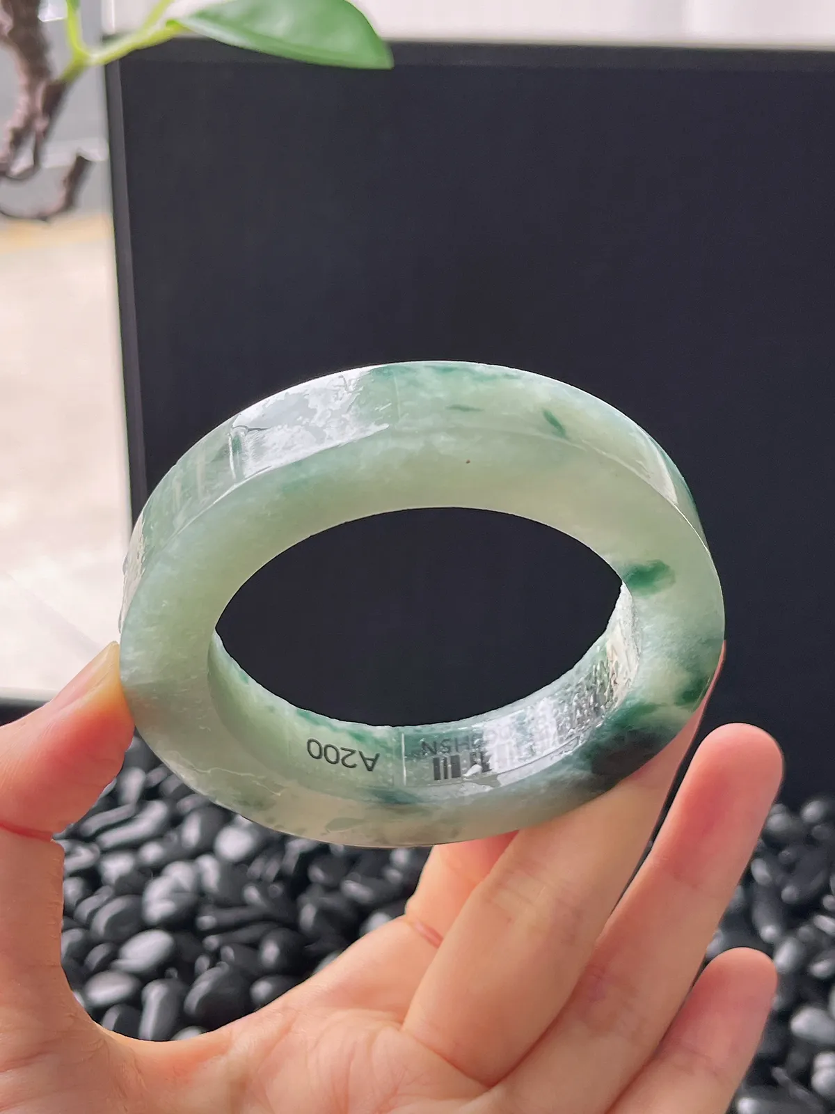 翡翠镯胚，带镯心，⭕️正圈最大做56，圆条最大做52。最小做52.5。尺寸72-52.5-13-10