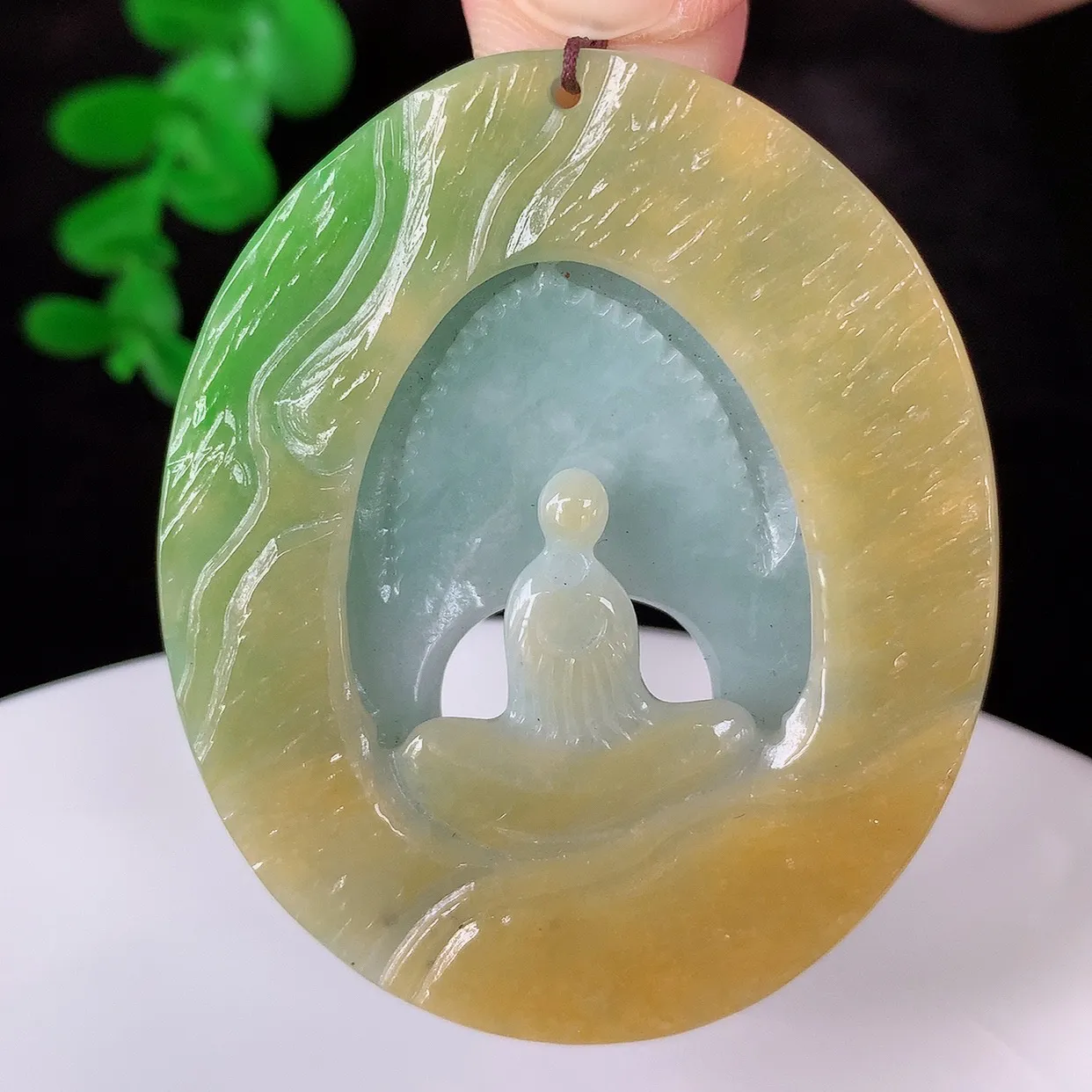 自然光实拍，冰润冰糯种双彩黄加绿翡翠悟道吊坠，翡翠悟道寓意“祥和，安宁，吉祥，幸福”，佩戴效果优雅迷人，性价比超高！#60.14