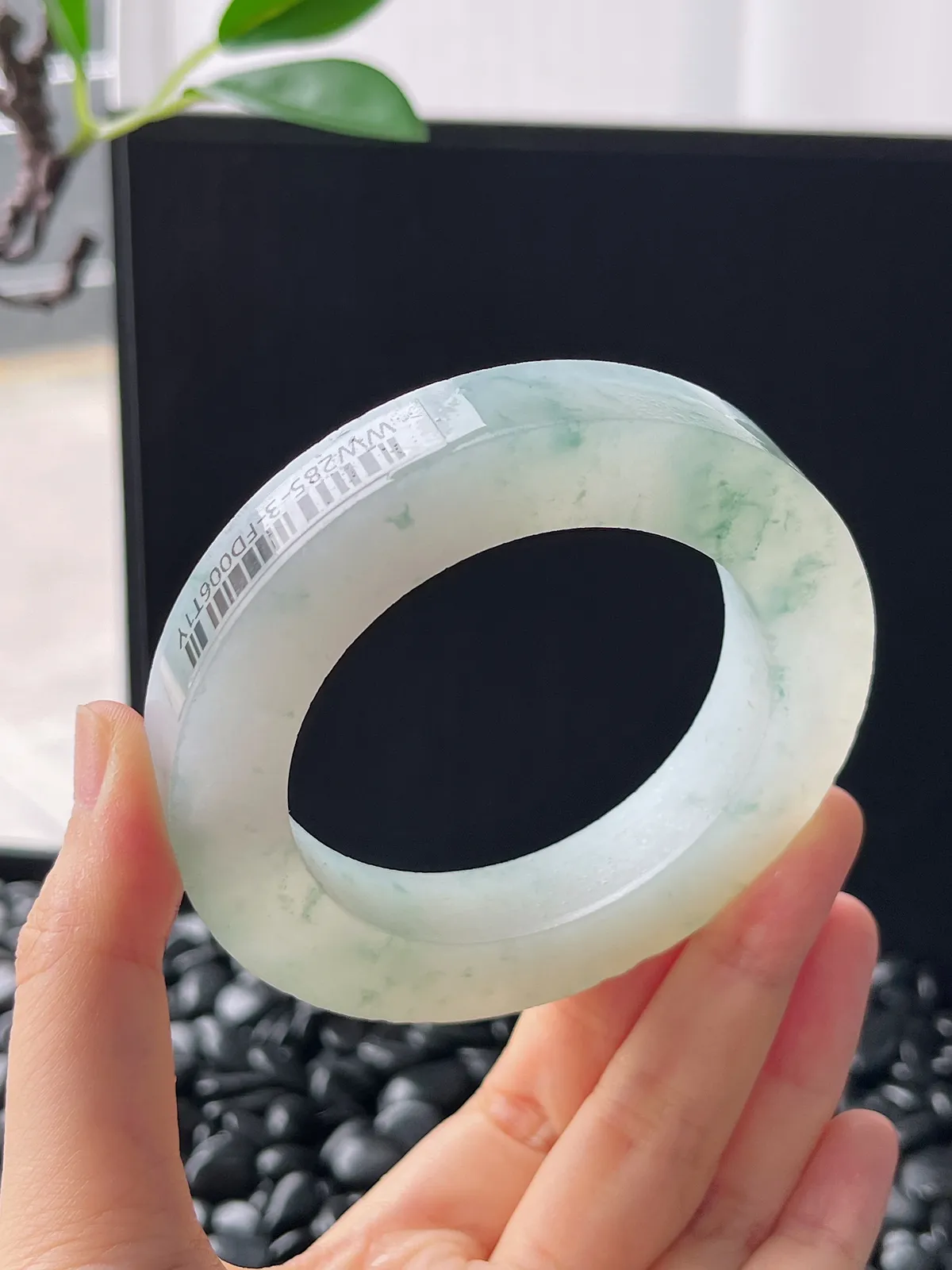 翡翠镯胚，⭕️正圈最大做64，圆条最大做60。最小做55。尺寸80-55-12-12