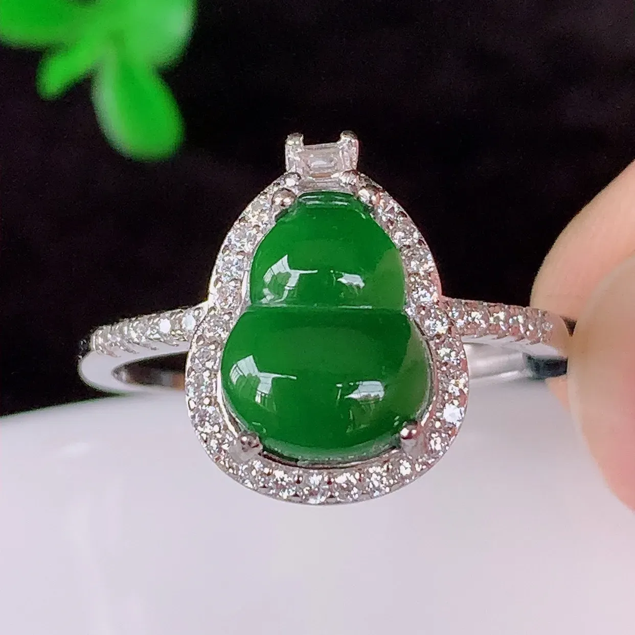 冰透满绿翡翠925银镶嵌葫芦戒指，自然光实拍，翠色灵动，颜色漂亮，种老水足，品相佳，佩戴佳品！#96.14圈口18*内径19*整体25.5*6裸石9.8*7（圈口可调大小）