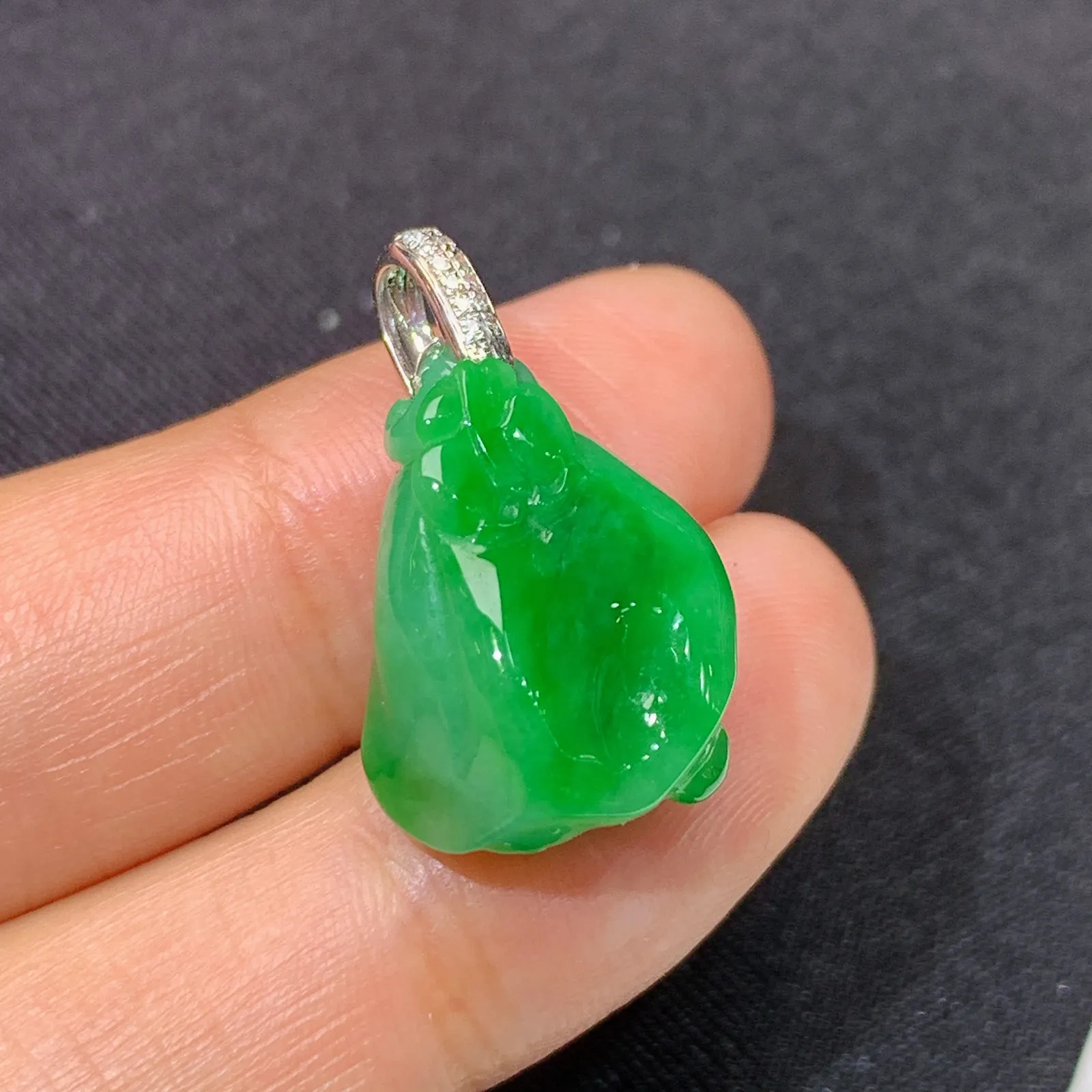 阳绿莲蓬吊坠，18k金镶嵌，冰润色阳，玉质细腻，种水足 裸石18*13.8*10.7