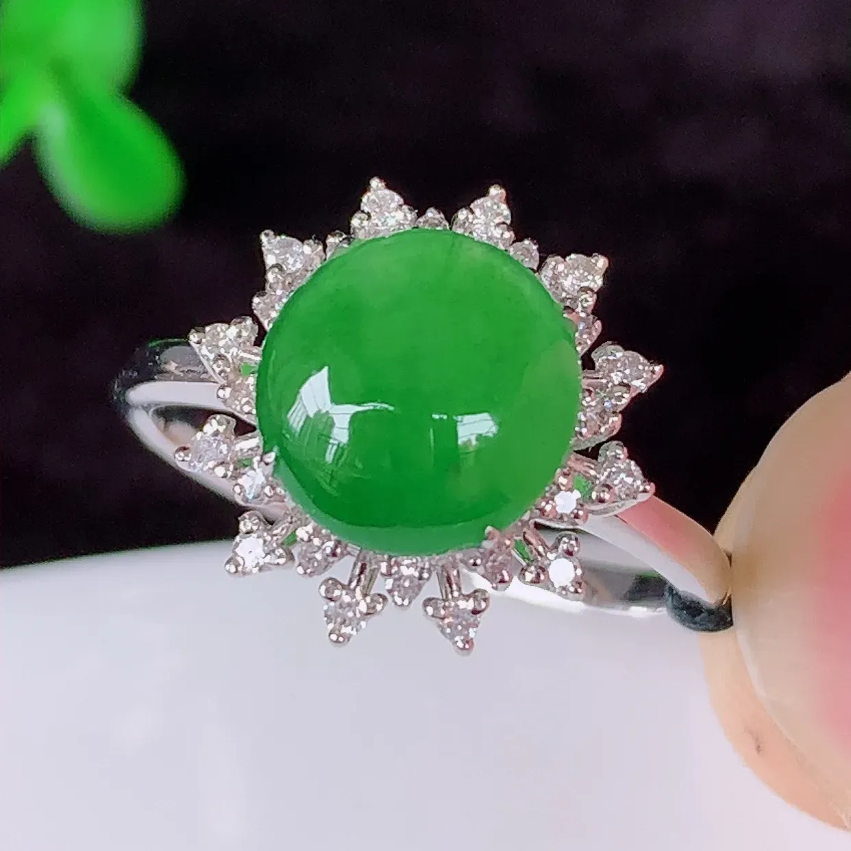 自然光实拍 18K金精工镶嵌冰种满绿翡翠蛋面戒指，玉质细腻，翡翠色泽均匀，艳丽饱满，款式高贵大气，13圈口，上手亮眼，#83.14内径18*戒指整体25.5*8裸石8.8*8.5