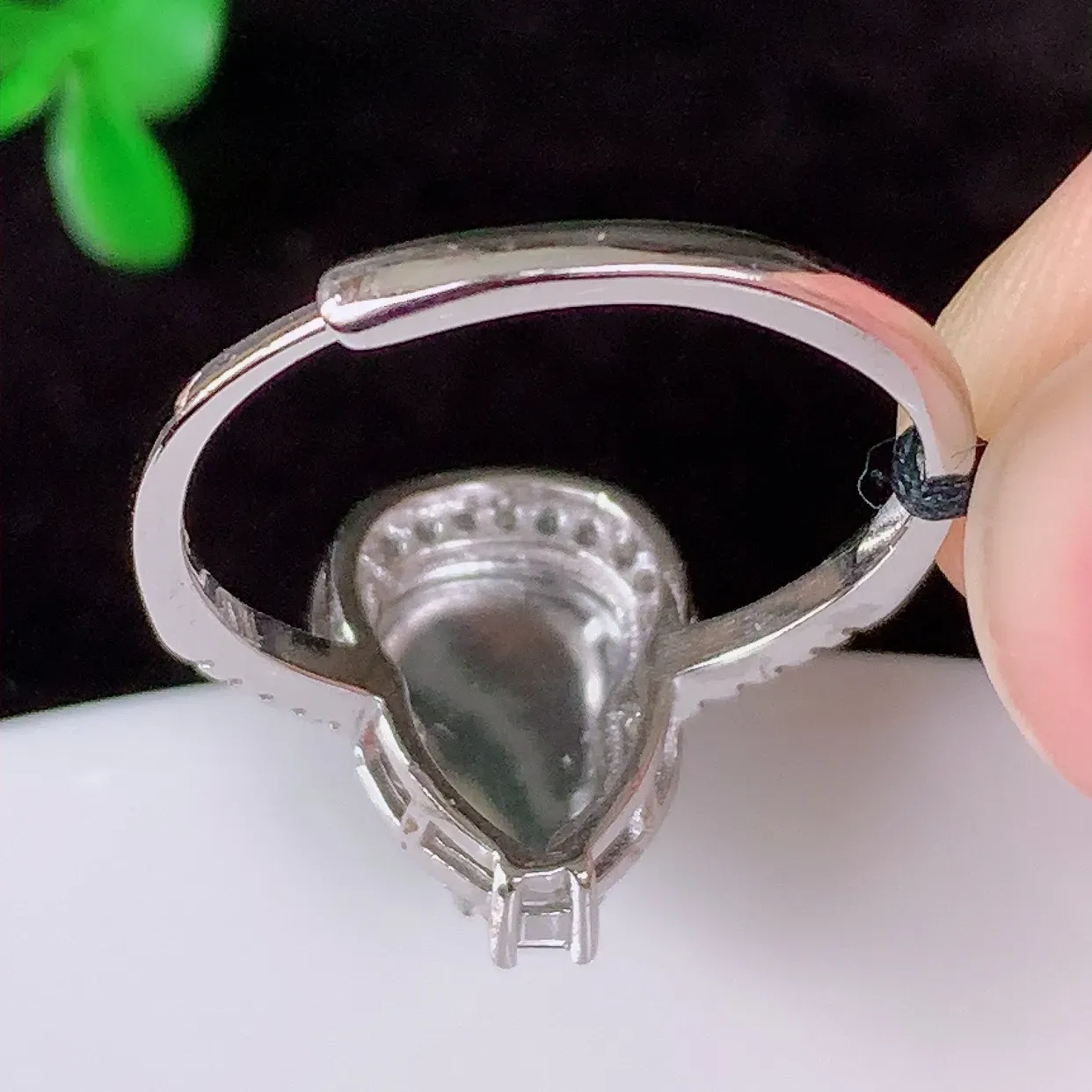 冰透满绿翡翠925银镶嵌葫芦戒指，自然光实拍，翠色灵动，颜色漂亮，种老水足，品相佳，佩戴佳品！#96.14圈口18*内径19*整体25.5*6裸石9.8*7（圈口可调大小）