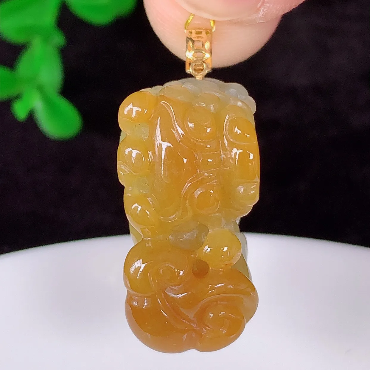 自然光实拍，18K金镶嵌冰润冰糯种黄翡翡翠招财貔貅吊坠，民间有“一摸貔貅运程旺盛，再摸貔貅财运滚滚，