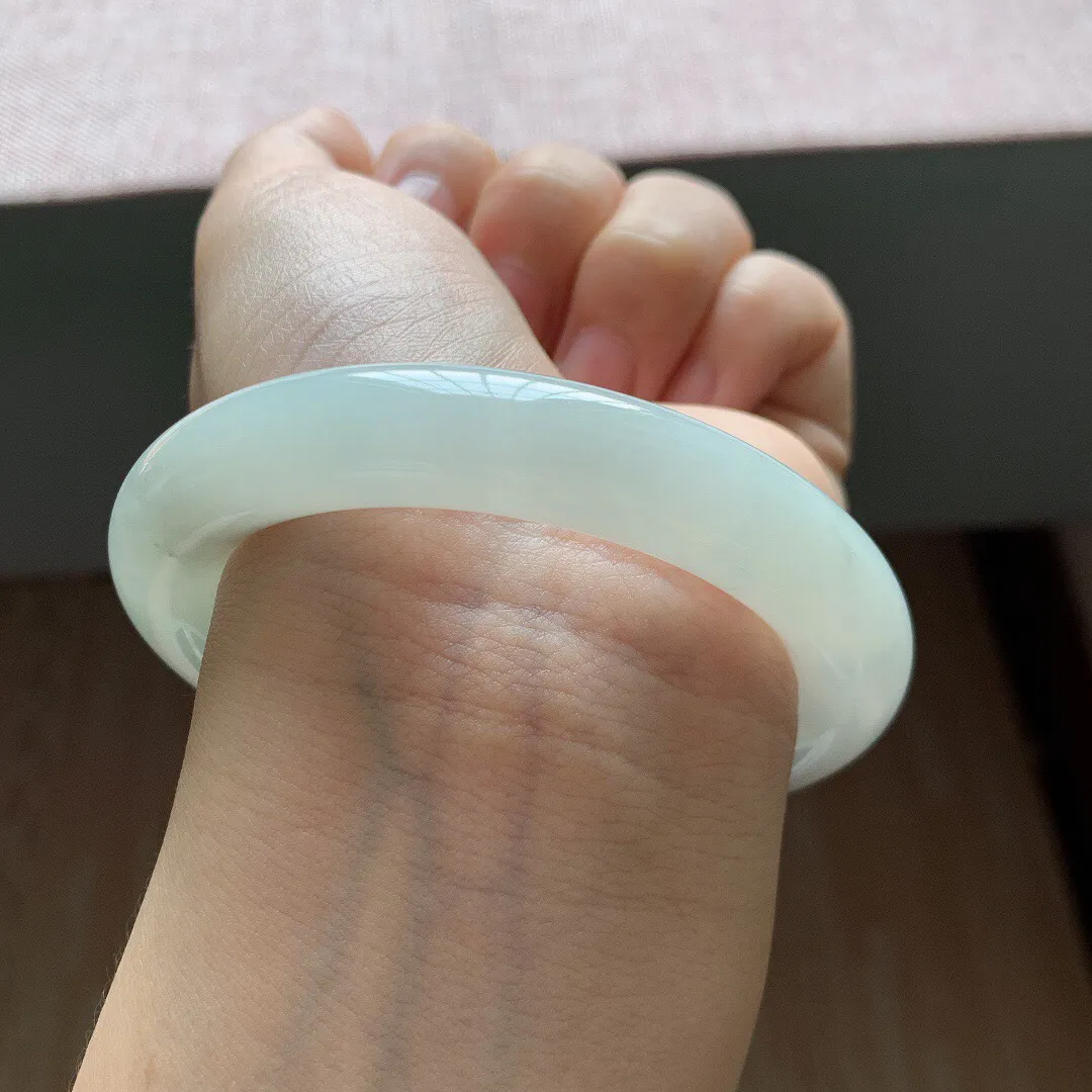 58-59圈口，自然光实拍，老坑冰糯飘花胖圆条翡翠手镯，尺寸:58.2-12mm，重量84.23