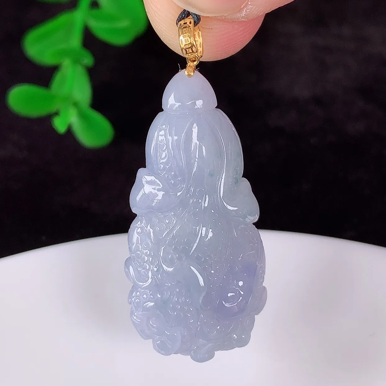 自然光实拍，18K金镶嵌冰润冰糯种紫罗兰翡翠招百财白菜吊坠，百财聚来，财源滚滚，色泽鲜艳，精工水润的白菜，性价比高！#1.14