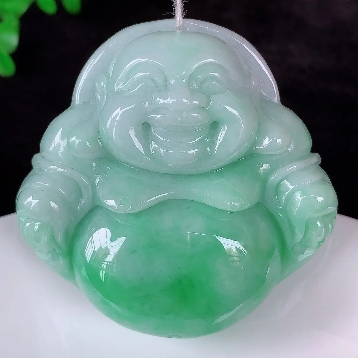 自然光实拍，大件厚装冰润冰糯种飘阳绿翡翠佛公吊坠，饱满， 佛公亦保平安，寓意有福（佛公）相伴，配戴优雅迷人！#46.14