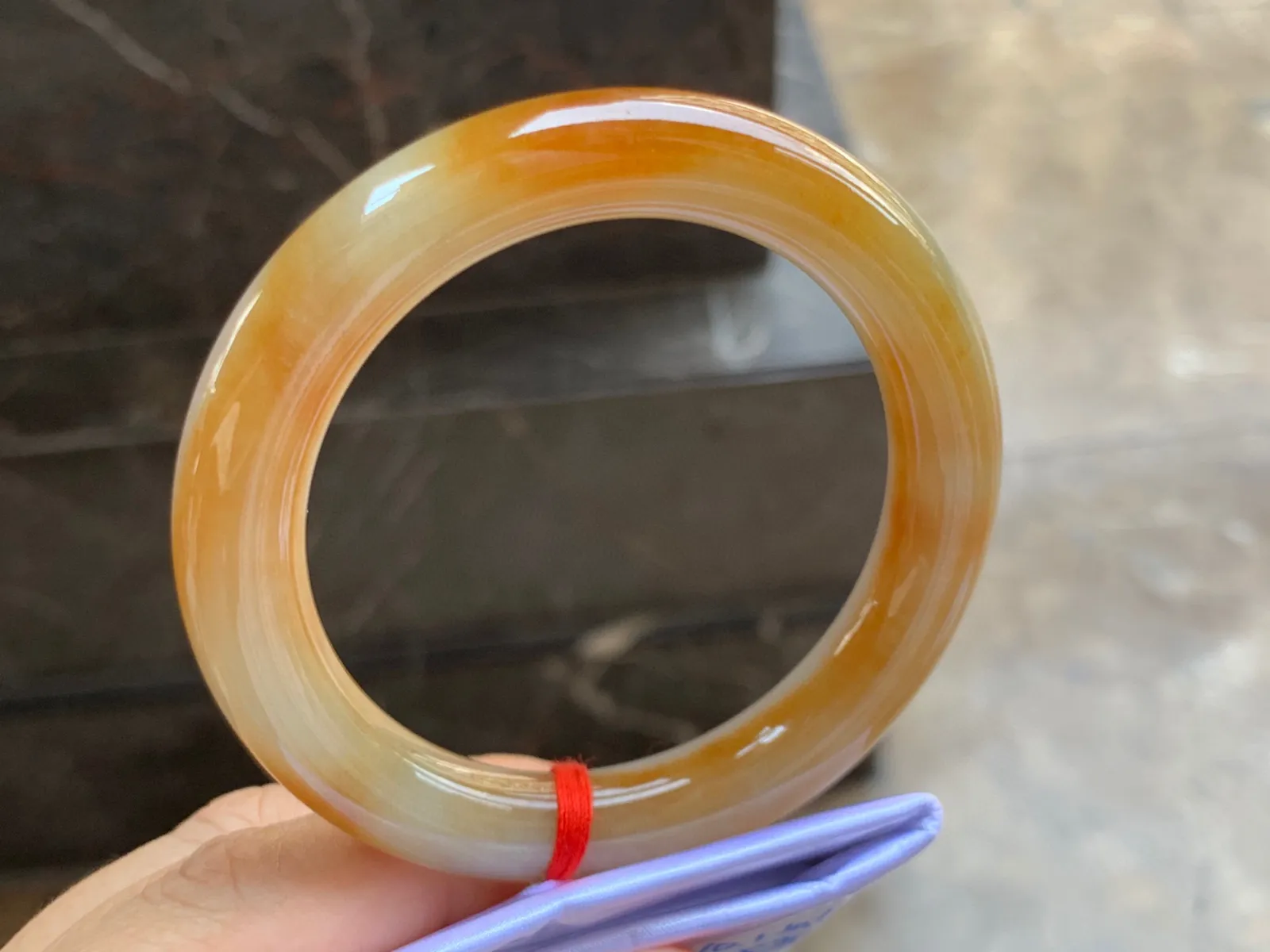53.5-10mm
黄翡圆条手镯 底子细腻 颜色艳丽 上手特色漂亮