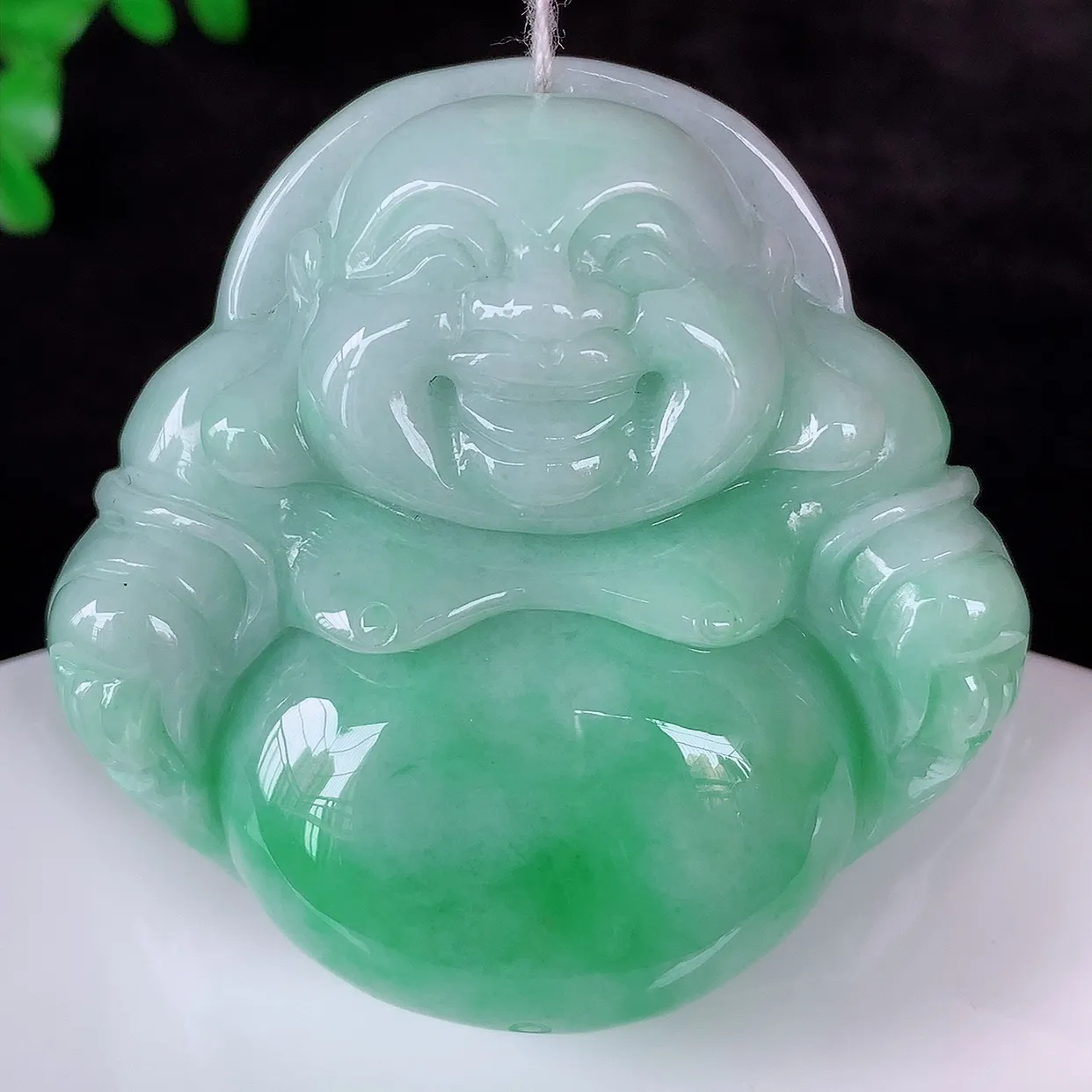 自然光实拍，大件厚装冰润冰糯种飘阳绿翡翠佛公吊坠，饱满， 佛公亦保平安，寓意有福（佛公）相伴，配戴优
