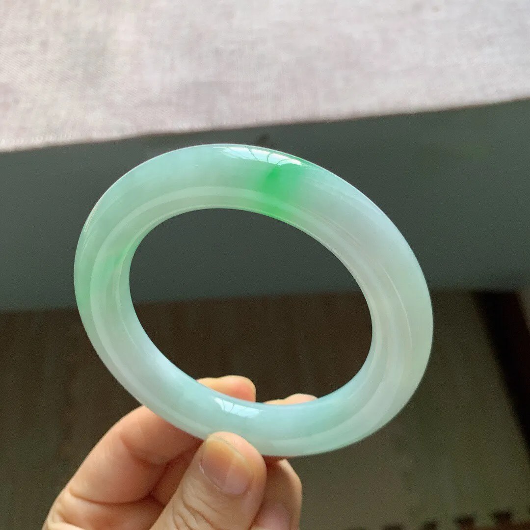 56圈口,自然光实拍，老坑冰润飘阳绿胖圆条翡翠手镯，尺寸:56-11.8mm，重量80.51