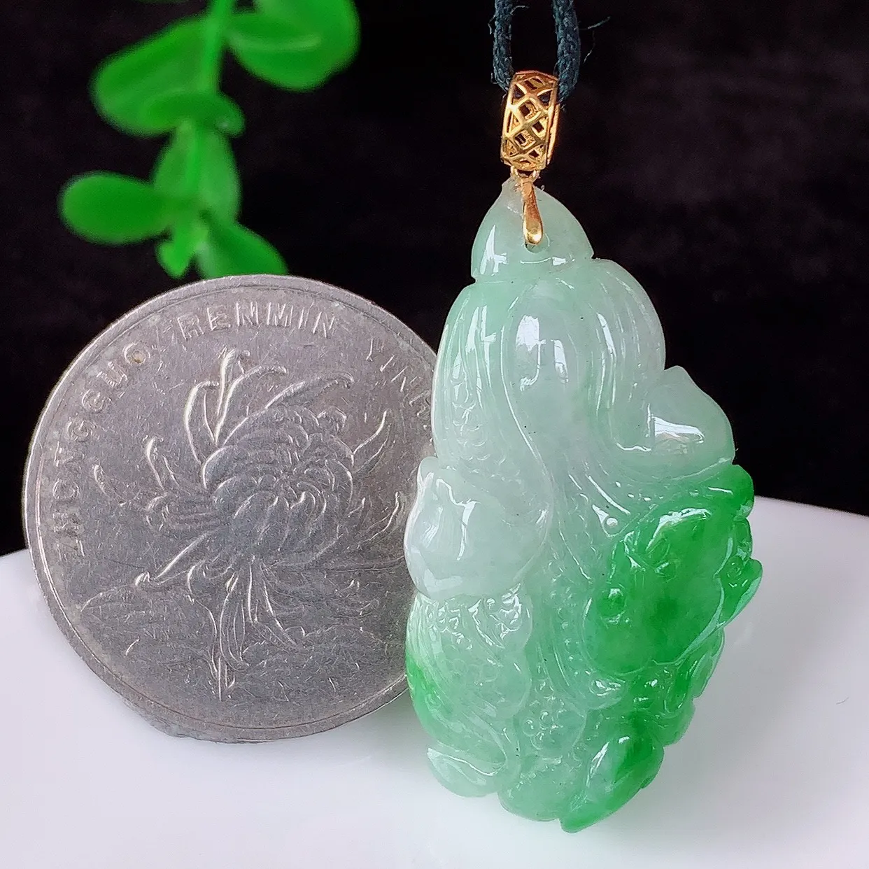 自然光实拍，18K金镶嵌冰润冰糯种飘阳绿翡翠招百财白菜吊坠，百财聚来，财源滚滚，色泽鲜艳，精工水润的白菜，性价比高！#1.14