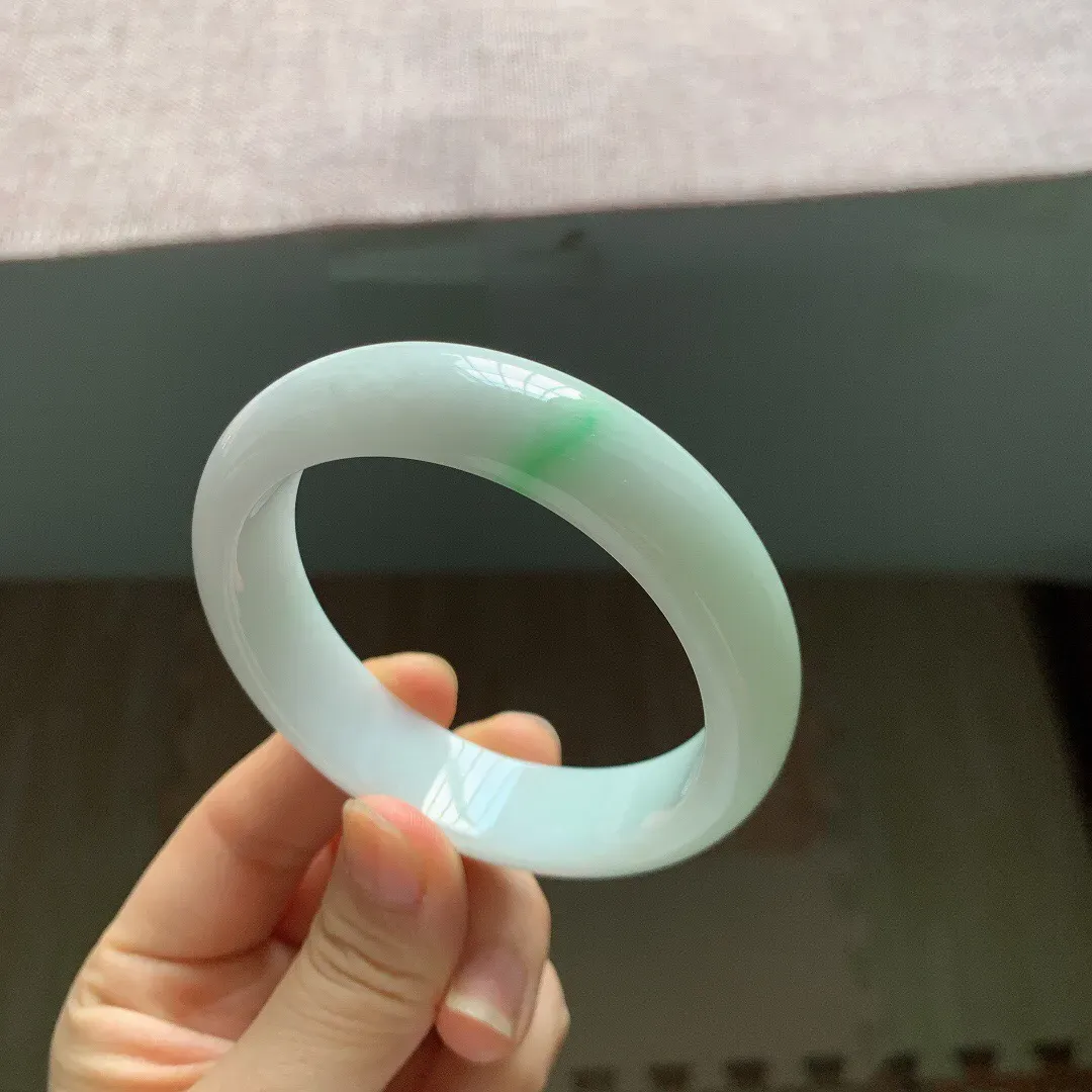 适合58圈口。自然光实拍，老坑细糯飘绿正圈翡翠手镯，尺寸:58-15-8.2mm，重量70.14g，