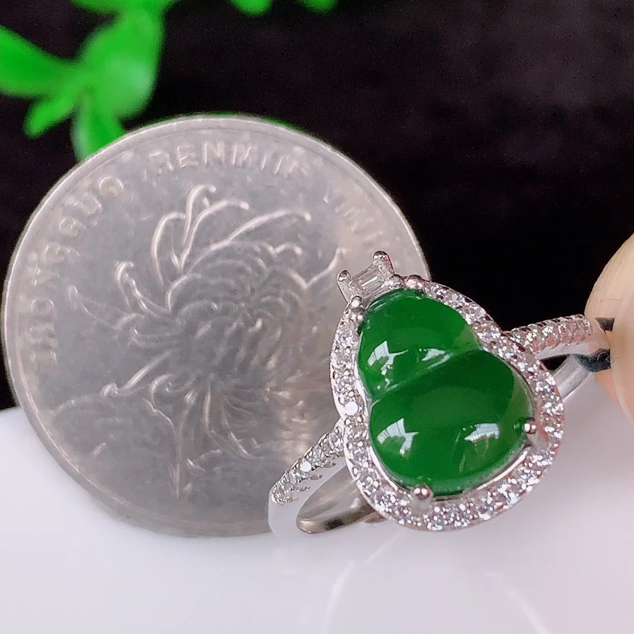 冰透满绿翡翠925银镶嵌葫芦戒指，自然光实拍，翠色灵动，颜色漂亮，种老水足，品相佳，佩戴佳品！#96.14圈口18*内径19*整体25.5*6裸石9.8*7（圈口可调大小）