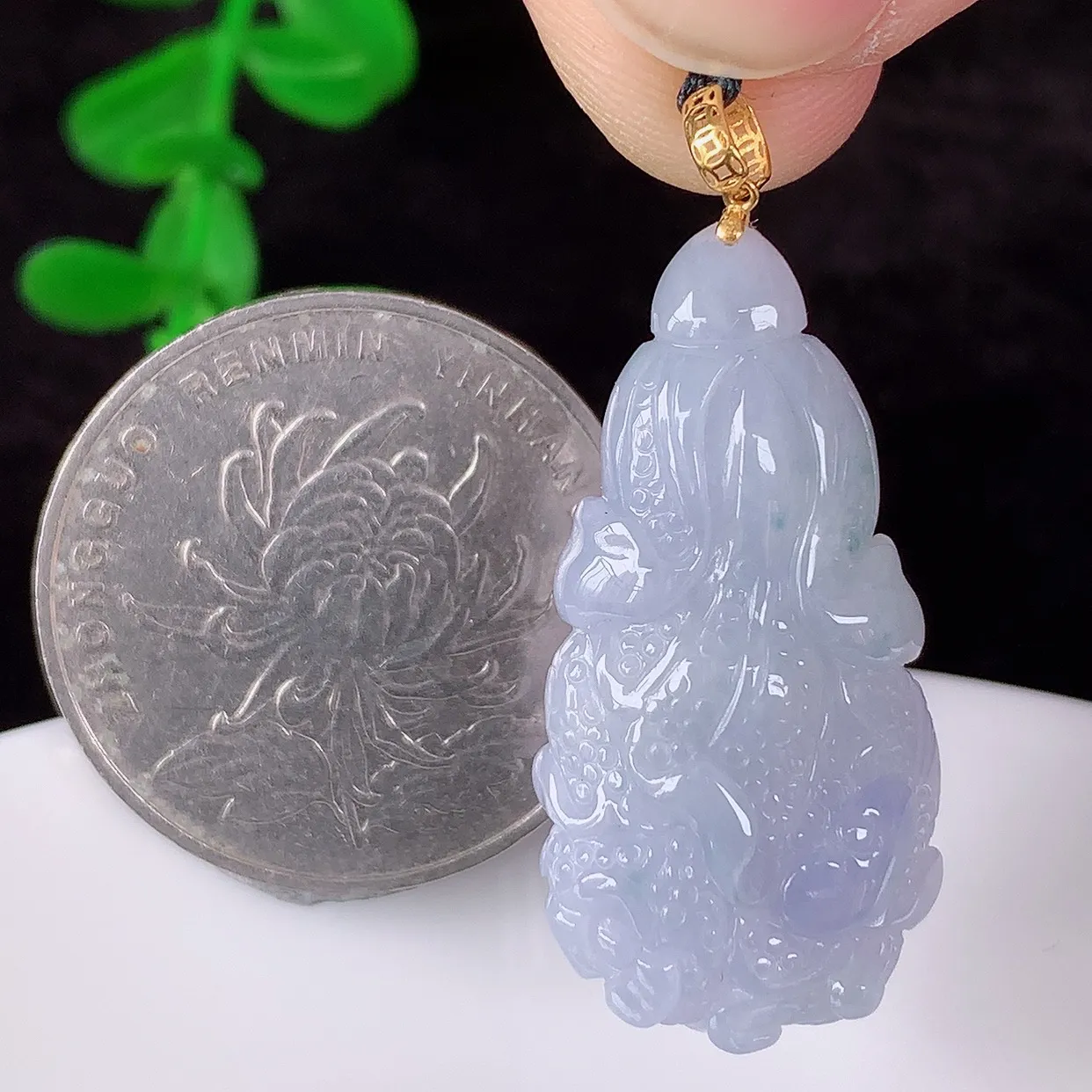 自然光实拍，18K金镶嵌冰润冰糯种紫罗兰翡翠招百财白菜吊坠，百财聚来，财源滚滚，色泽鲜艳，精工水润的白菜，性价比高！#1.14