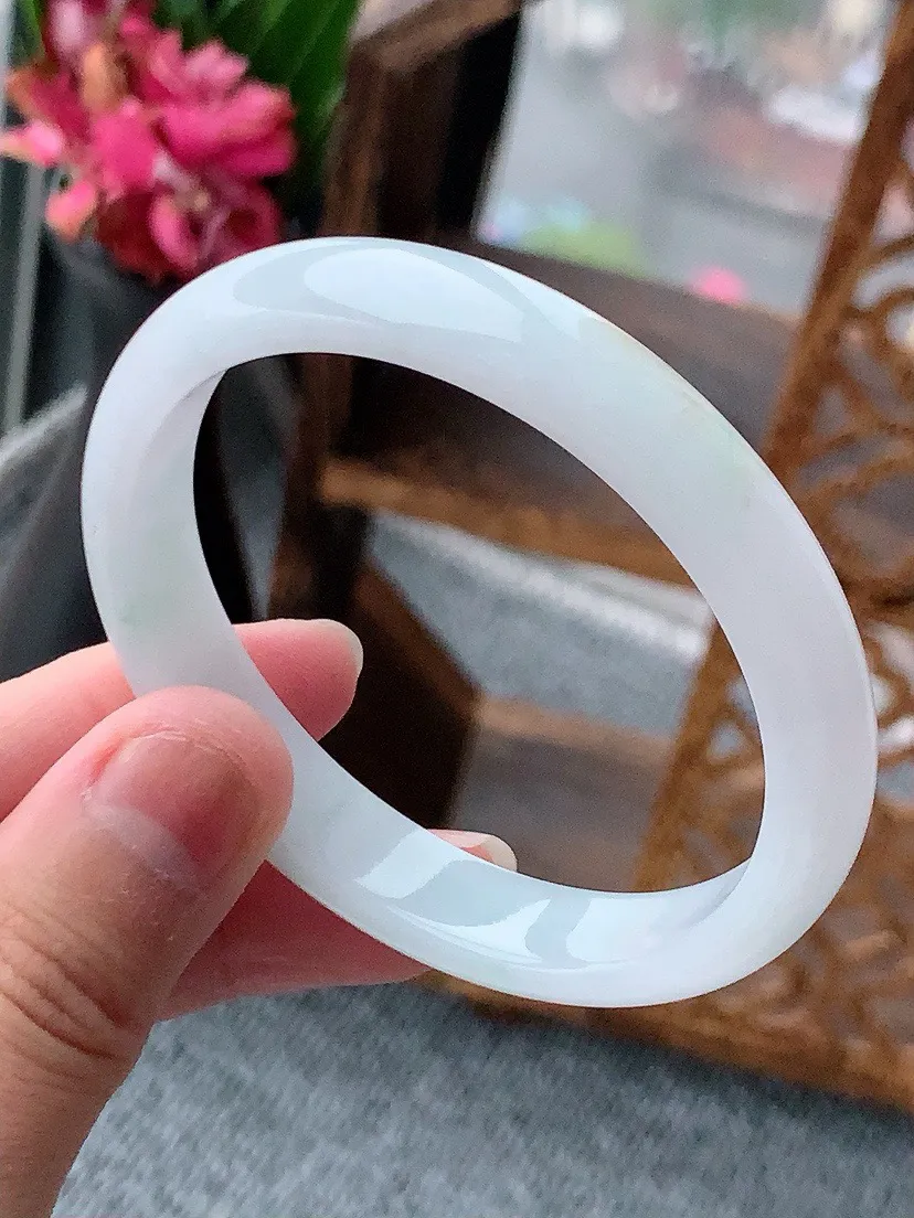 a货翡翠老坑飘绿贵妃手镯52-53小圈口 尺寸52.8×47×10×5.8mm 重量30.40g 0