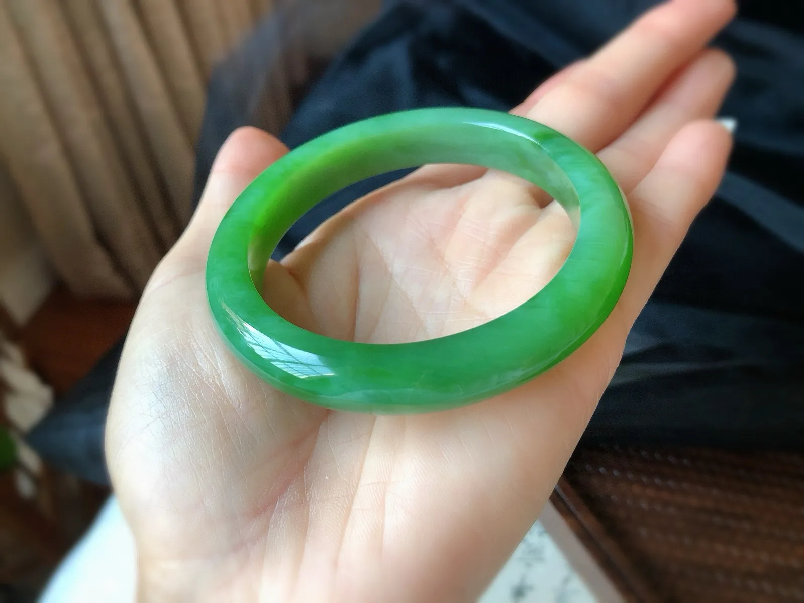 圈口58    尺寸12*8.4 天然和田玉 碧玉手镯，超美辣绿色，收藏级精品老坑料，7号坑，质地温润，品相好