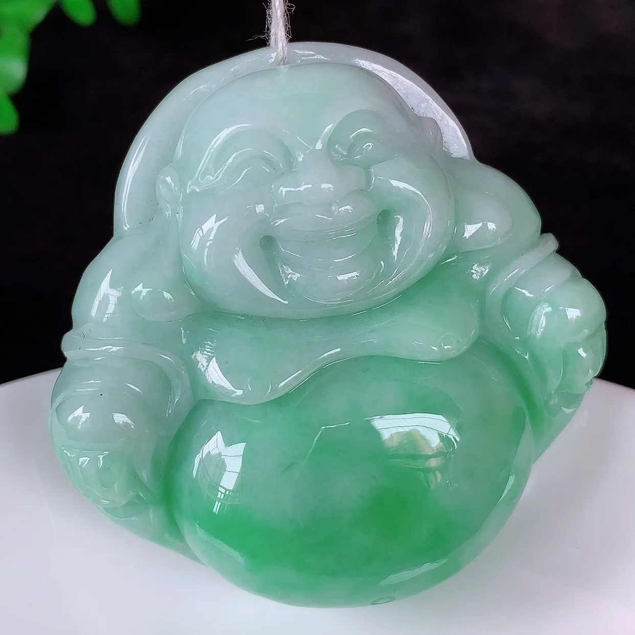 自然光实拍，大件厚装冰润冰糯种飘阳绿翡翠佛公吊坠，饱满， 佛公亦保平安，寓意有福（佛公）相伴，配戴优