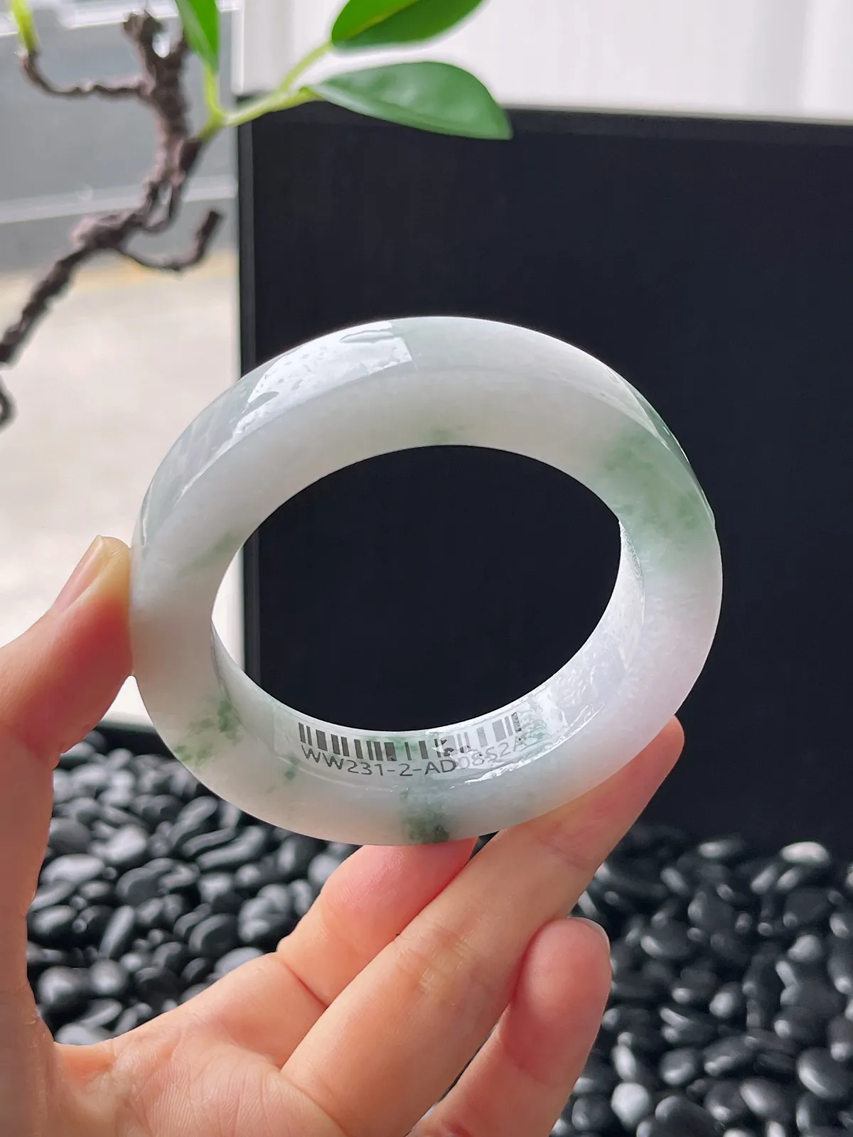 翡翠镯胚，带镯心，⭕️正圈最大做55，圆条最大做51。最小做52。尺寸71-52-12.5-9.4