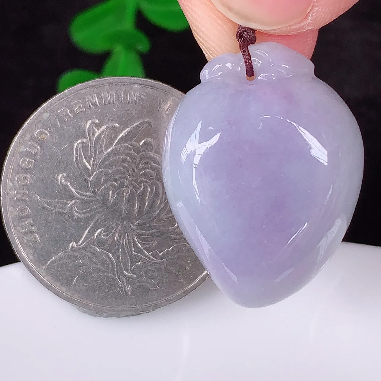 自然光实拍，冰润冰糯种紫罗兰翡翠招财福瓜吊坠，翡翠福瓜招财瓜，冰润且起胶感，佩戴效果优雅迷人！#41.14