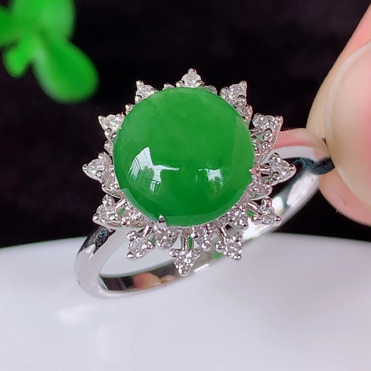 自然光实拍 18K金精工镶嵌冰种满绿翡翠蛋面戒指，玉质细腻，翡翠色泽均匀，艳丽饱满，款式高贵大气，13圈口，上手亮眼，#83.14内径18*戒指整体25.5*8裸石8.8*8.5