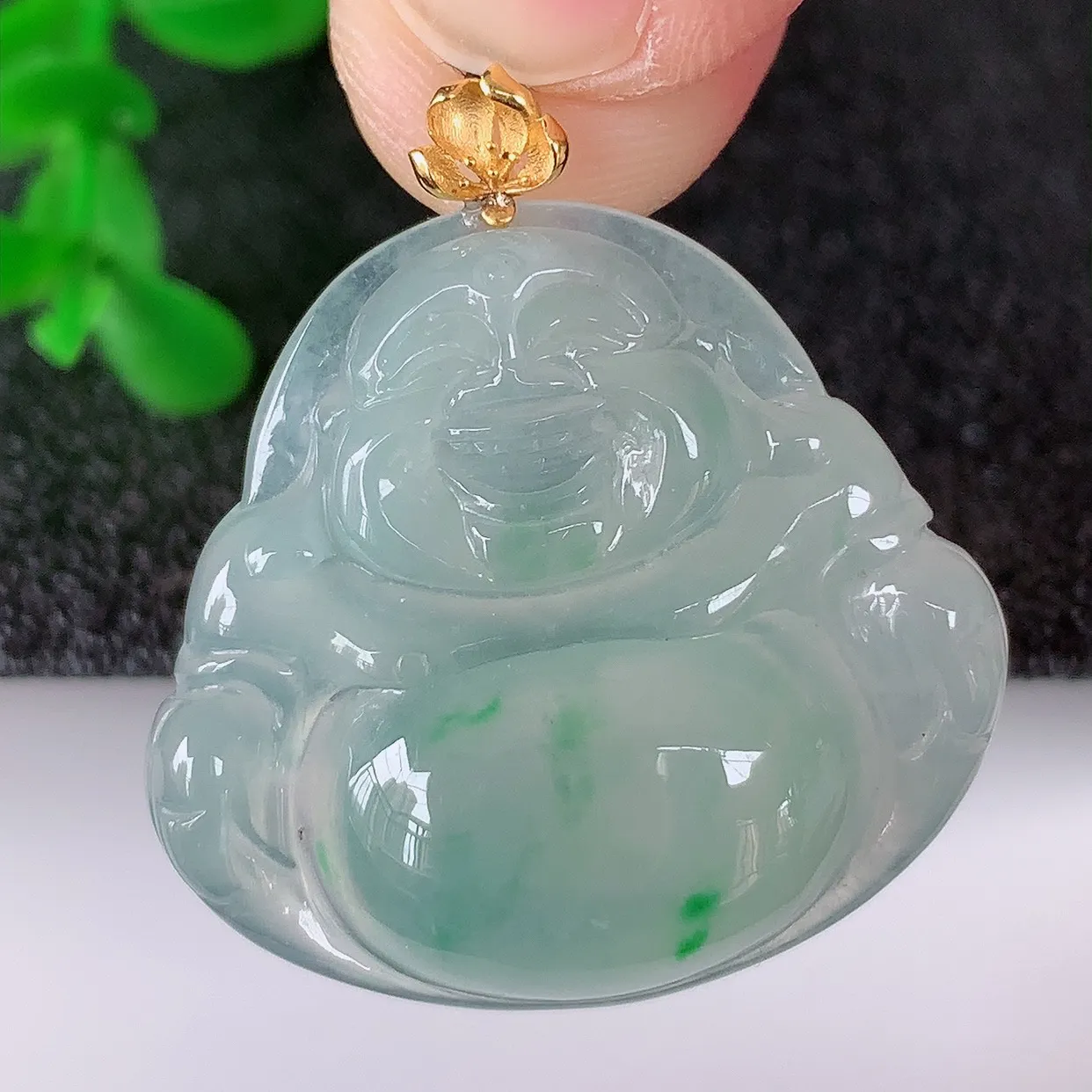 自然光实拍，18K金镶嵌冰种飘阳绿翡翠佛公吊坠，冰透饱满， 佛公亦保平安，寓意有福（佛公）相伴，品相