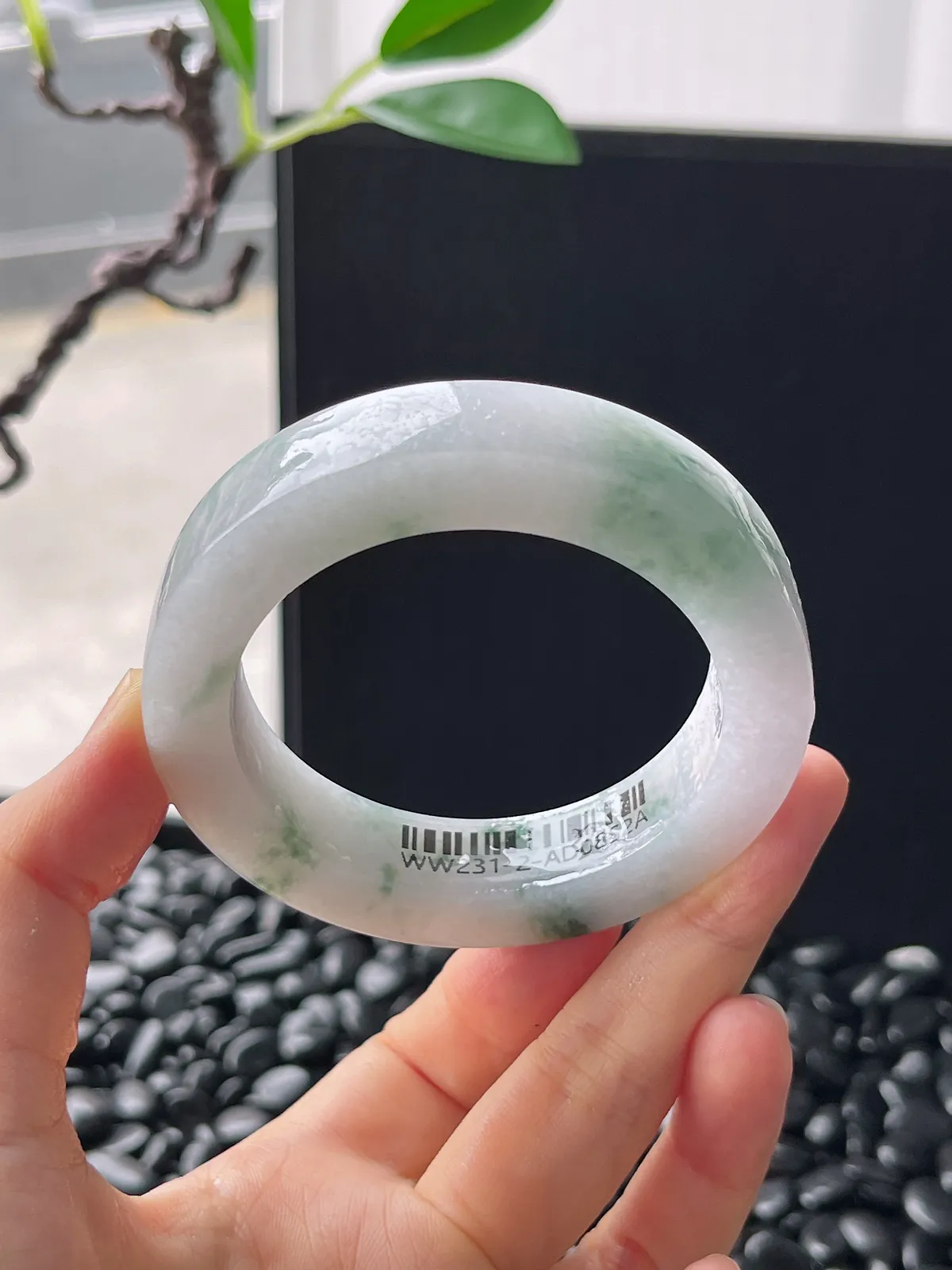 翡翠镯胚，带镯心，⭕️正圈最大做55，圆条最大做51。最小做52。尺寸71-52-12.5-9.4