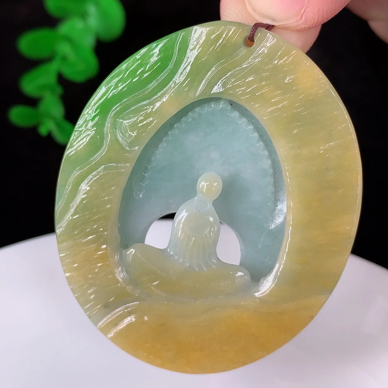 自然光实拍，冰润冰糯种双彩黄加绿翡翠悟道吊坠，翡翠悟道寓意“祥和，安宁，吉祥，幸福”，佩戴效果优雅迷人，性价比超高！#60.14
