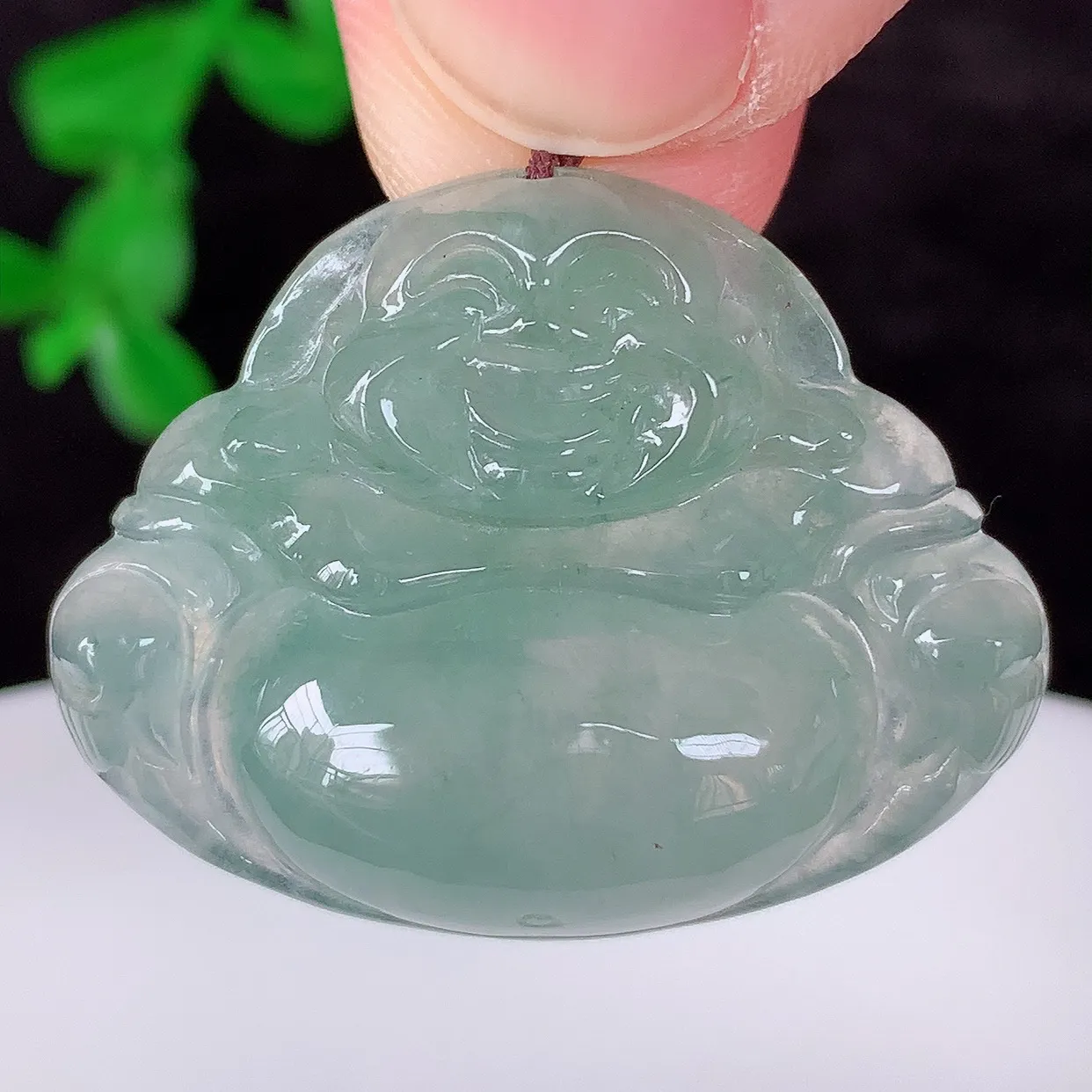 自然光实拍，冰润冰种翡翠佛公吊坠，饱满， 佛公亦保平安，寓意有福（佛公）相伴，配戴优雅迷人！#46.14