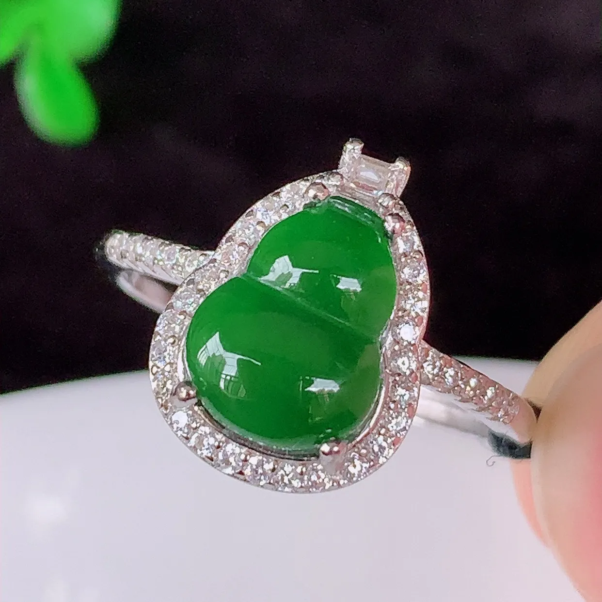 冰透满绿翡翠925银镶嵌葫芦戒指，自然光实拍，翠色灵动，颜色漂亮，种老水足，品相佳，佩戴佳品！#96.14圈口18*内径19*整体25.5*6裸石9.8*7（圈口可调大小）