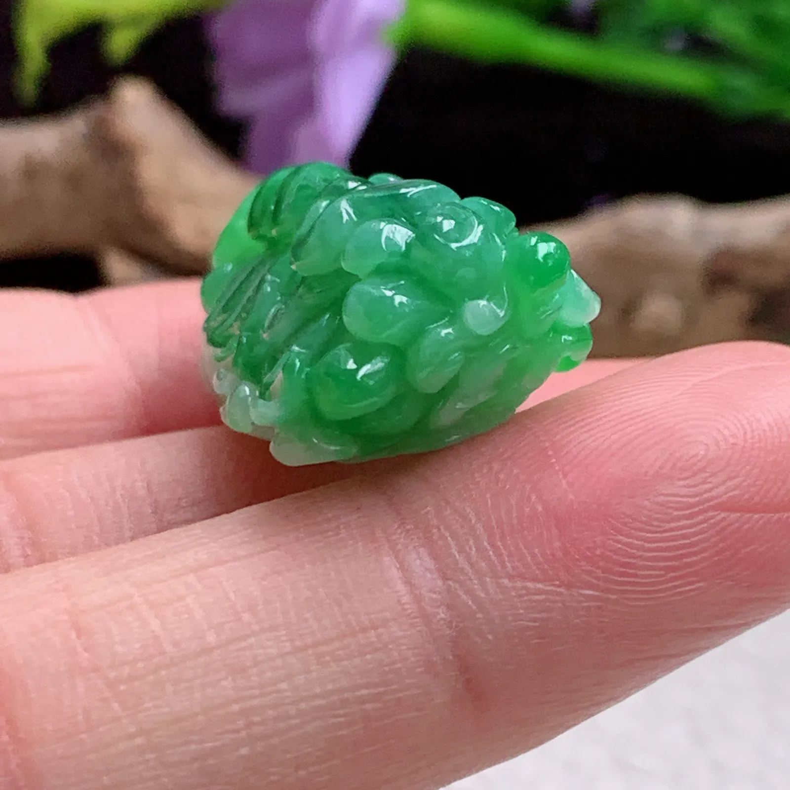 lz实拍36.9*17.8*14.2老坑精雕胶感辣绿百财聚来 翡翠白菜玉吊坠