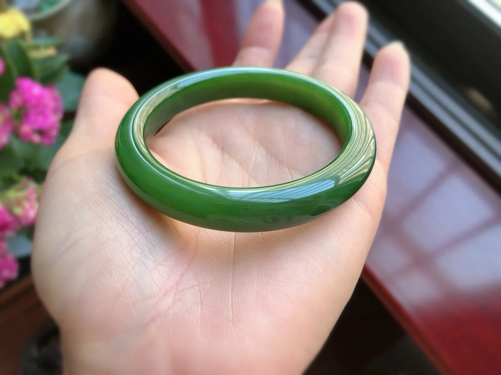 圈口53.7  尺寸10.4*8.6 天然和田玉 碧玉手镯，满色菠菜绿，精品老坑料，质地温润，底子冰透