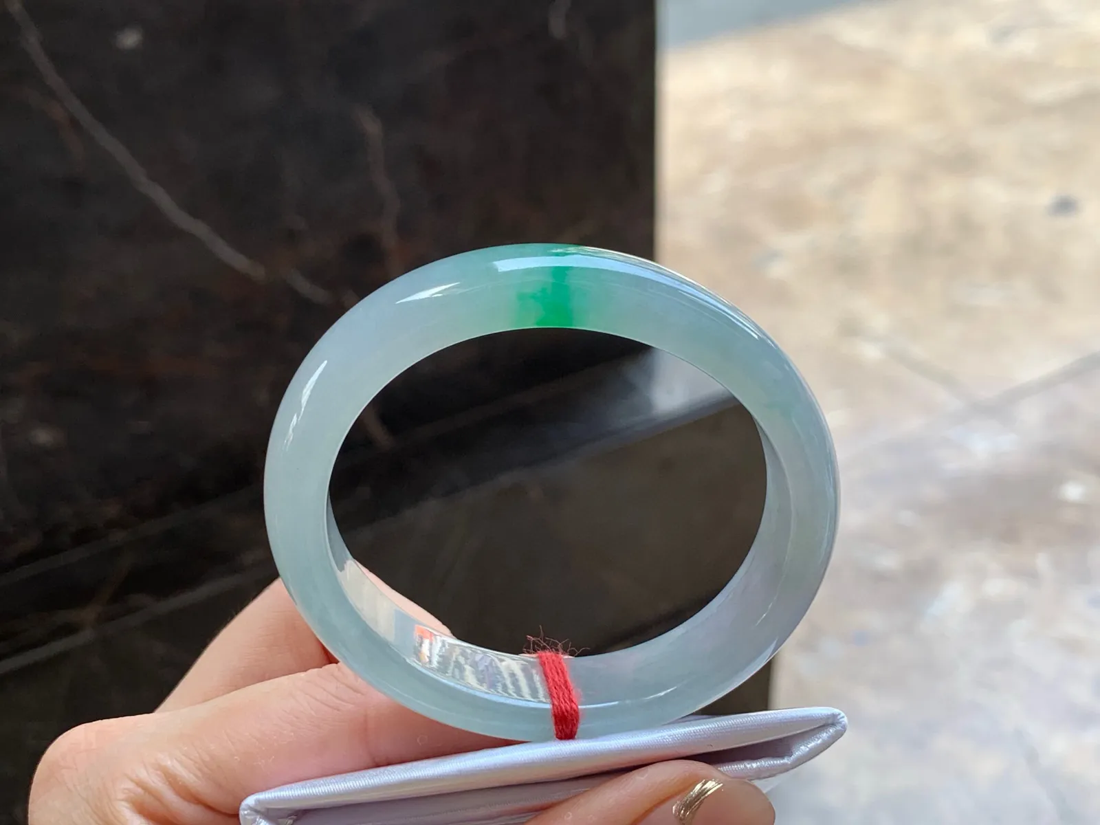 冰带色贵妃镯
水润清爽 56/13/7.4mm