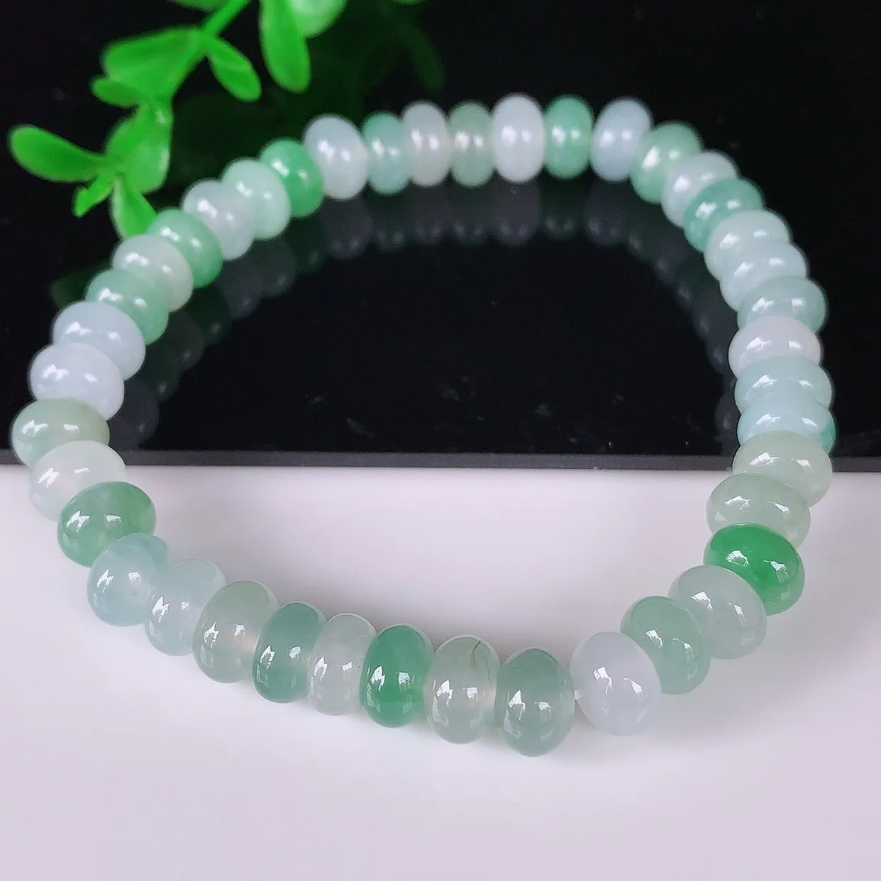 自然光实拍，冰润冰种三彩飘花翡翠算盘珠手串手链，种老水足，冰清玉润  颜色漂亮  #46.14取一尺寸7.5*4.5mm
