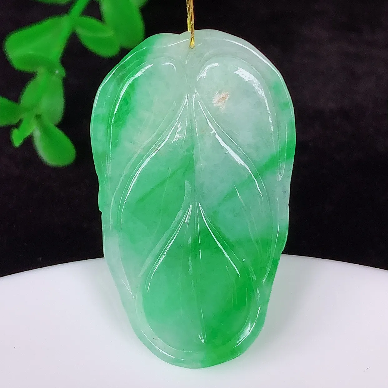 自然光实拍，冰润冰糯种飘阳绿翡翠事业有成叶子吊坠，莹润且起胶，叶子清秀优雅，佩戴大业有成！#35.14