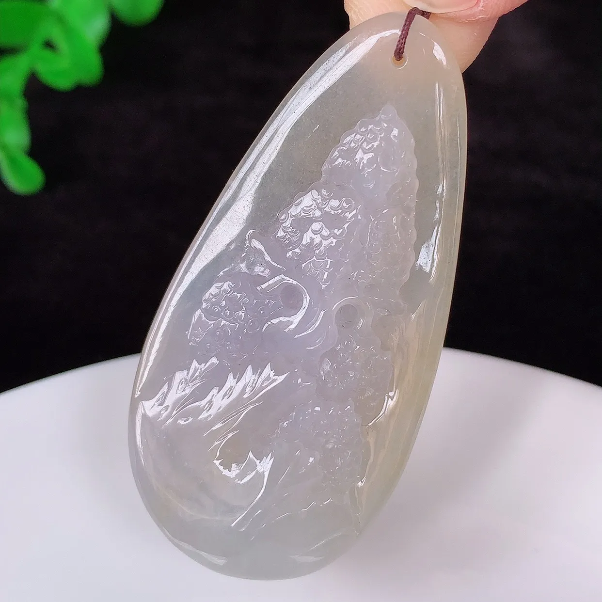 自然光实拍，冰润冰黄翡翡翠山水牌吊坠，翡翠山水，立体生动形象，山水素材布局合理，意境感佳，佩戴上身效