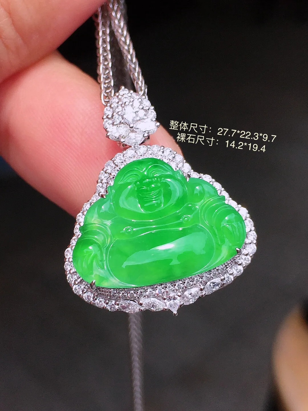 阳绿佛公吊坠，色泽均匀艳丽，玉质细腻，荧光感超
强，饱满圆润，气质满满。18k
金豪华镶嵌
