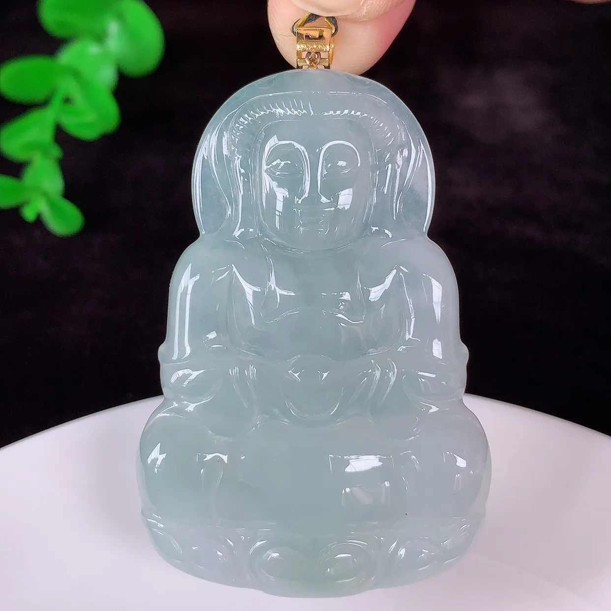自然光实拍，18K金镶嵌大件冰种翡翠观音吊坠，赐福翡翠观音，翠色迷人，观音面相端庄，佩戴时尚出众！#