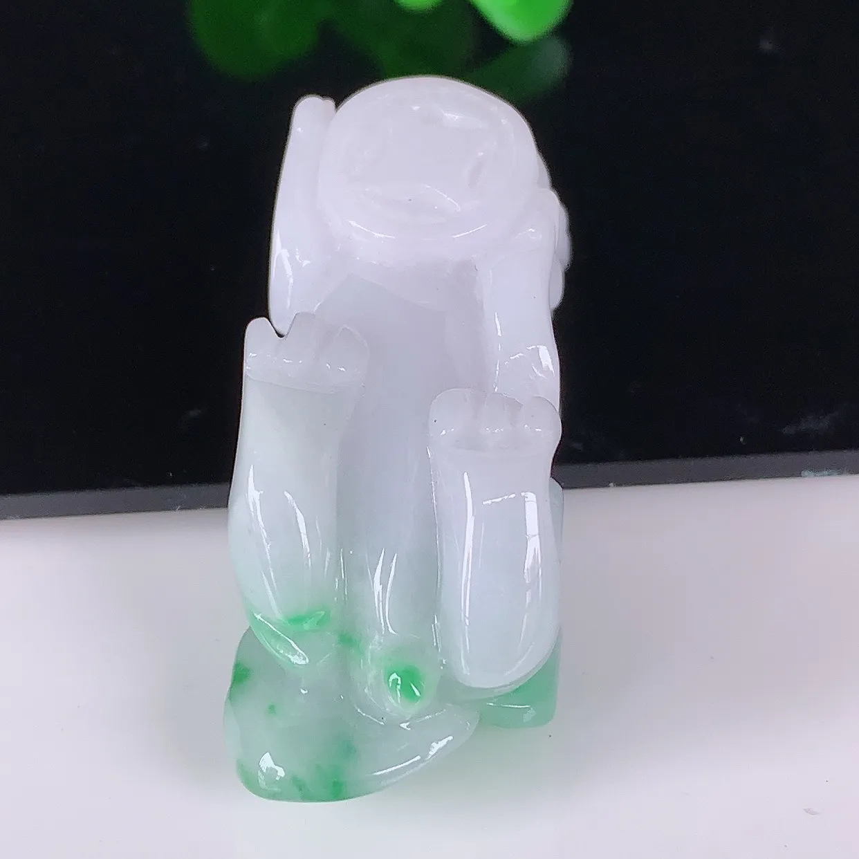 自然光实拍，冰润冰糯种飘阳绿翡翠招财貔貅吊坠，民间有“一摸貔貅运程旺盛，再摸貔貅财运滚滚，三摸貔貅平步青云 ”的美好祝愿。#41.14