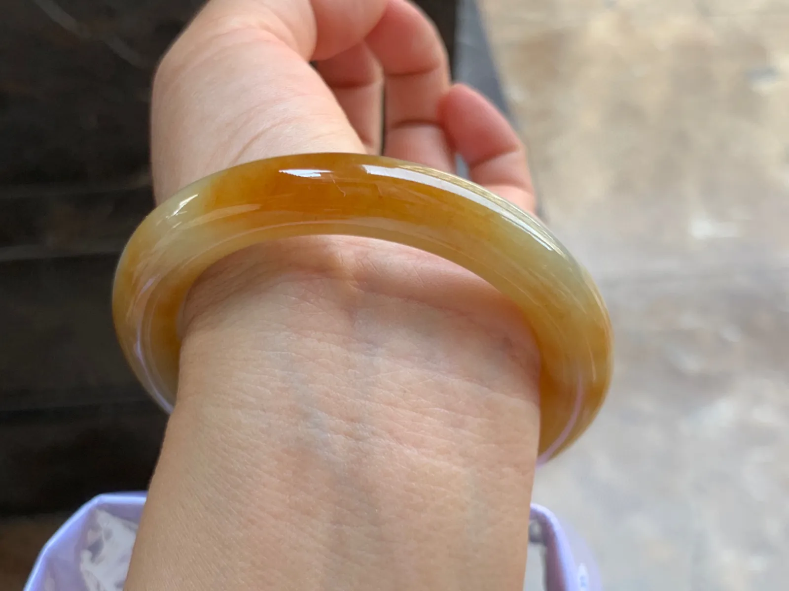 53.5-10mm
黄翡圆条手镯 底子细腻 颜色艳丽 上手特色漂亮