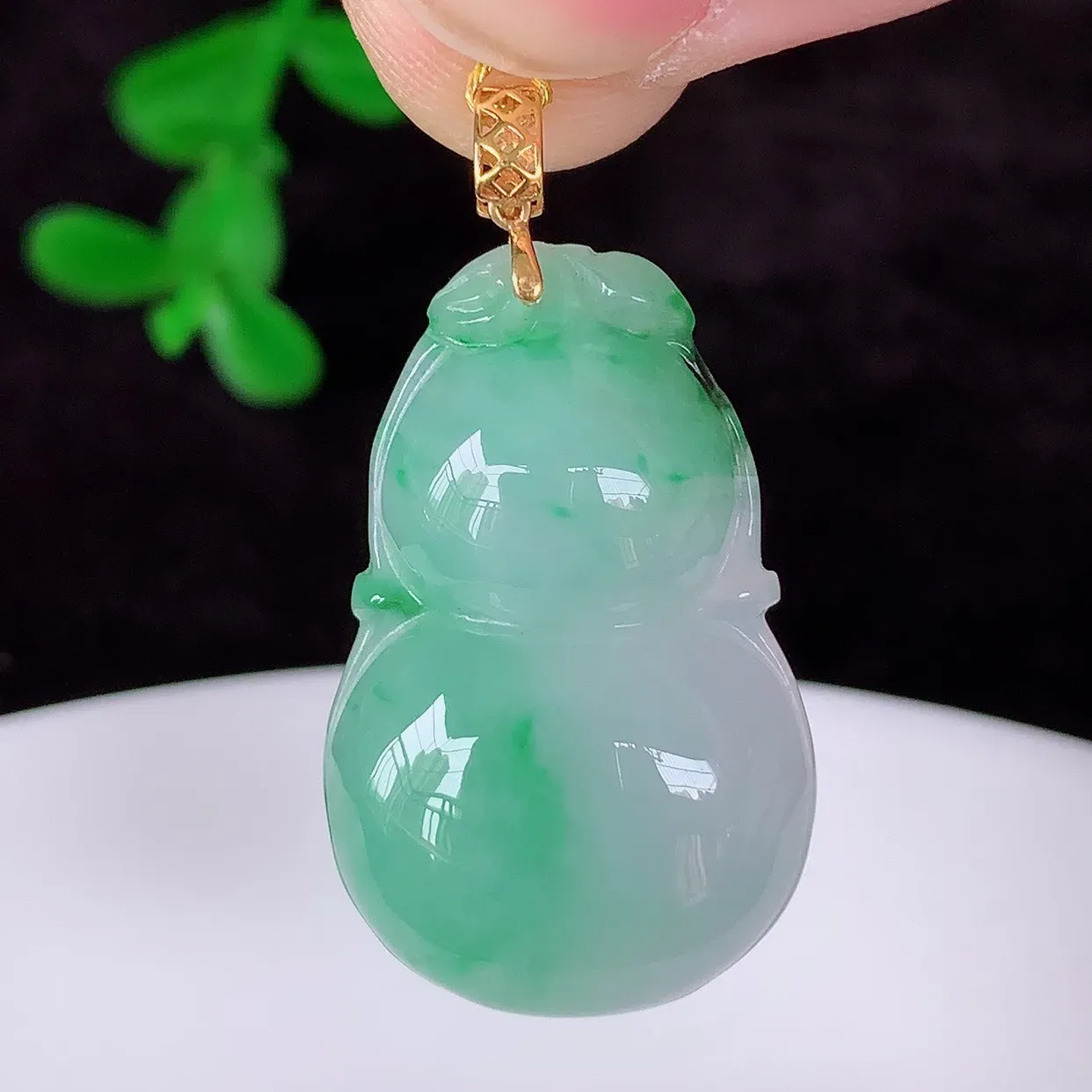 自然光实拍 18K金镶嵌冰润冰糯种飘阳绿翡翠葫芦吊坠，翡翠葫芦，寓意福禄双全，财源滚滚，佩戴效果优雅迷人！#00.14