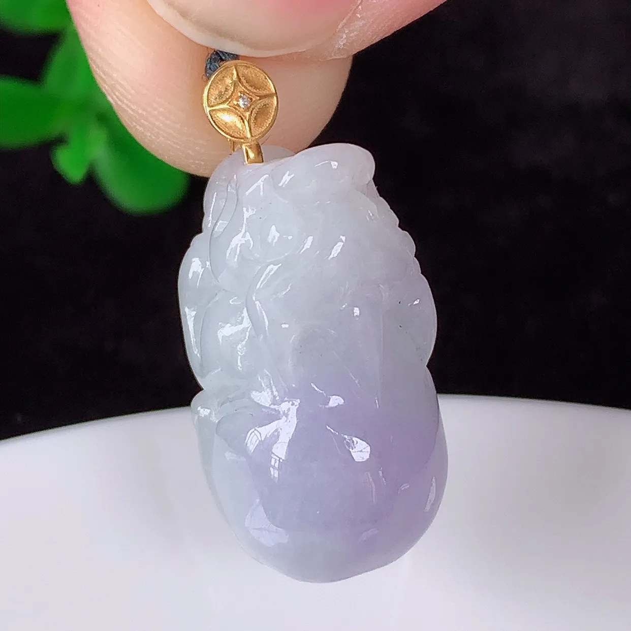 自然光实拍，18K金镶嵌冰润冰糯种紫罗兰翡翠招财貔貅吊坠，民间有“一摸貔貅运程旺盛，再摸貔貅财运滚滚