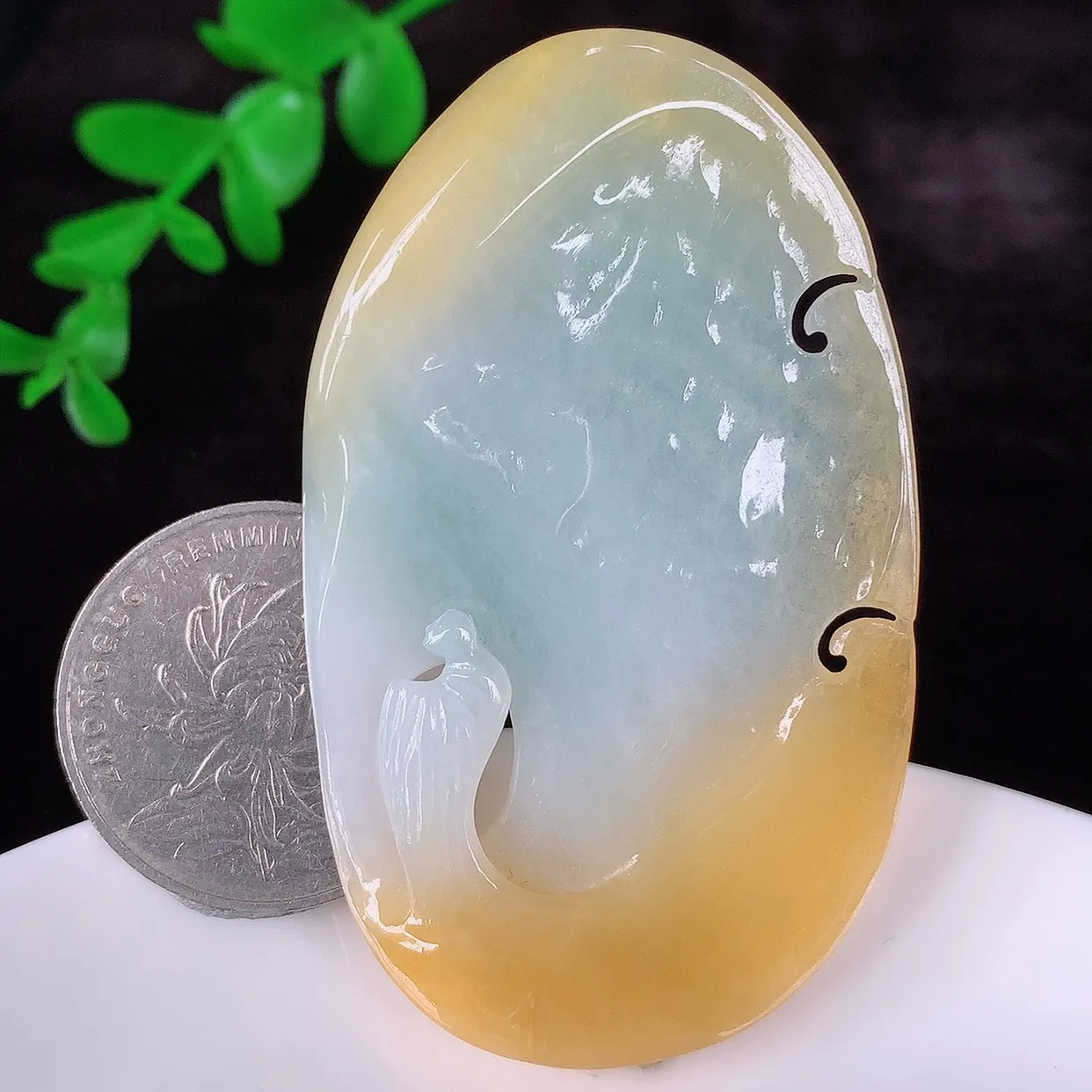 自然光实拍，大件冰润冰黄翡翡翠悟道吊坠，翡翠悟道寓意“祥和，安宁，吉祥，幸福”，佩戴效果优雅迷人，性价比超高！#60.14