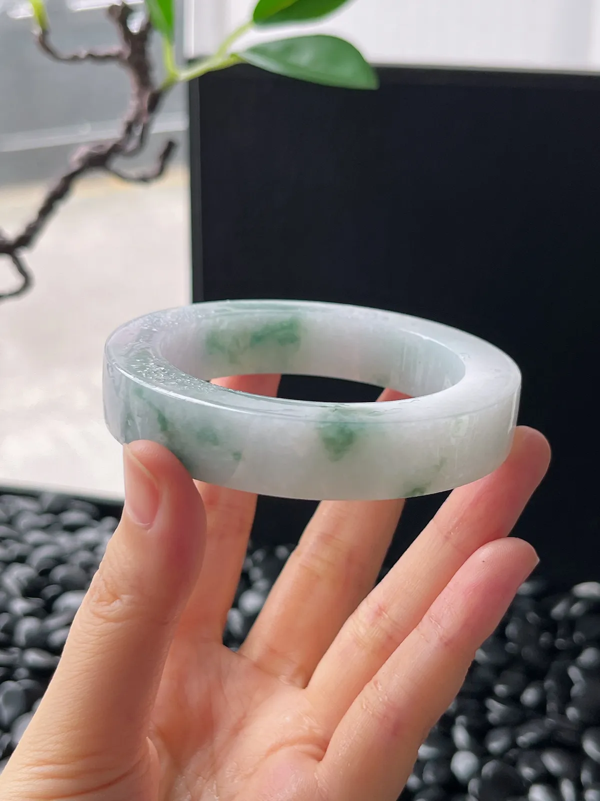 翡翠镯胚，带镯心，⭕️正圈最大做55，圆条最大做51。最小做52。尺寸71-52-12.5-9.4