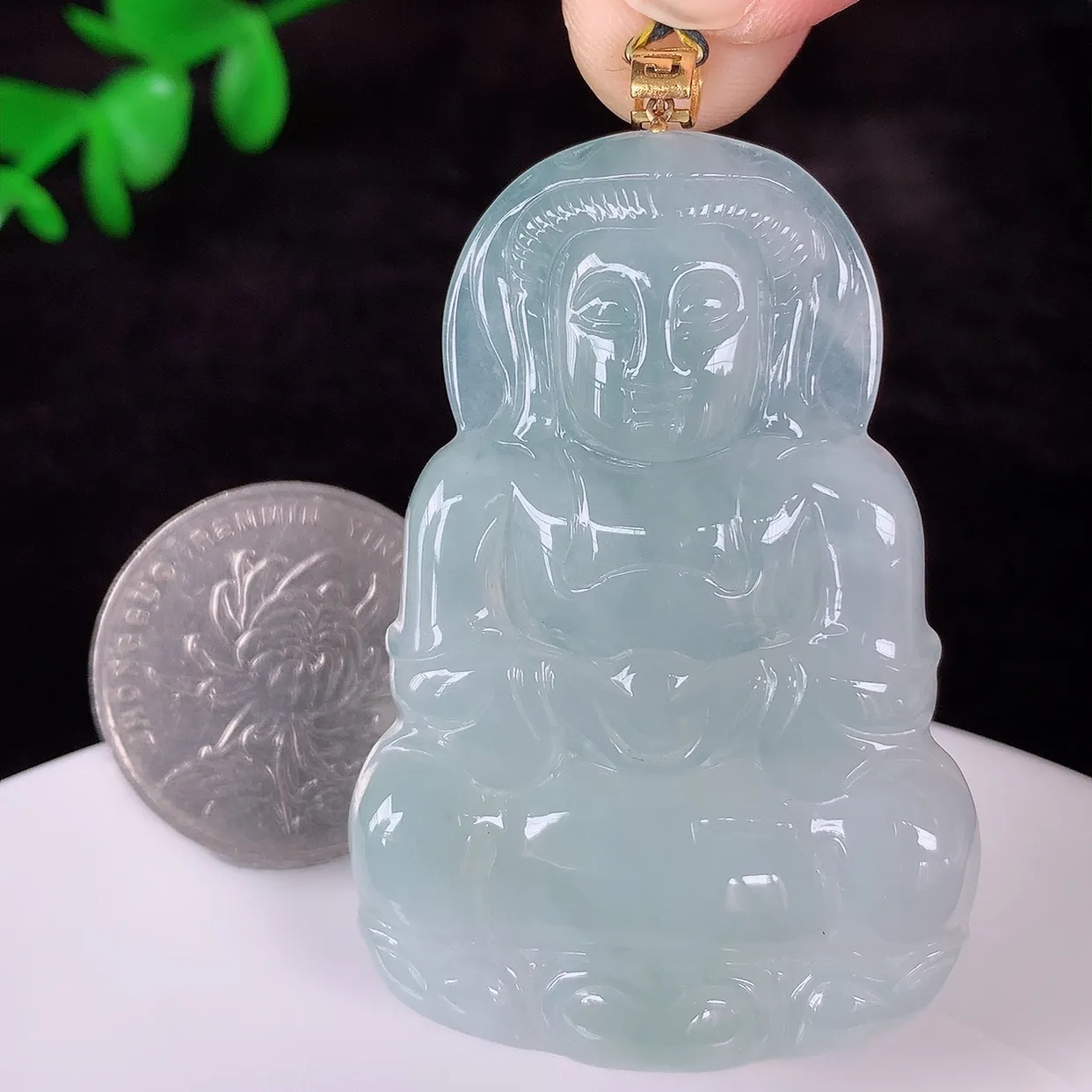 自然光实拍，18K金镶嵌大件冰种翡翠观音吊坠，赐福翡翠观音，翠色迷人，观音面相端庄，佩戴时尚出众！#35.14整体60*裸石52.8*35.6*5