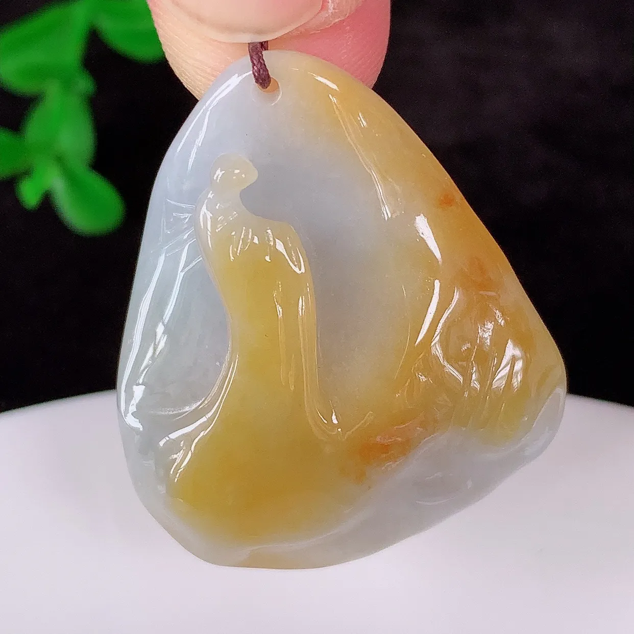 自然光实拍，冰润冰糯种黄翡翡翠悟道吊坠，翡翠悟道寓意“祥和，安宁，吉祥，幸福”，佩戴效果优雅迷人，性