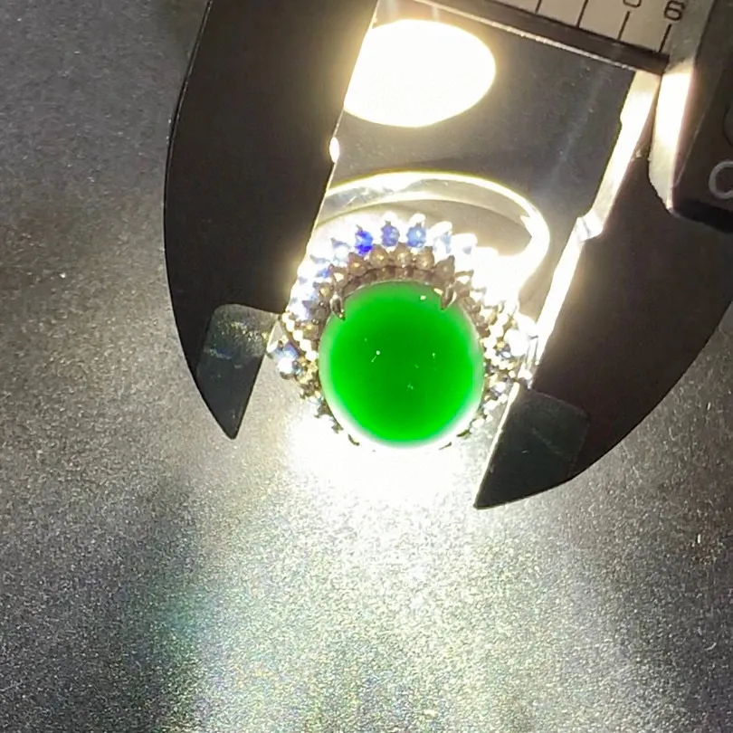 缅甸墨翠蛋面戒指，黑度极黑 种老肉质细 胶感好 打灯阳绿 冰透十足，18k白金伴蓝宝石豪镶，上手大气有气质～