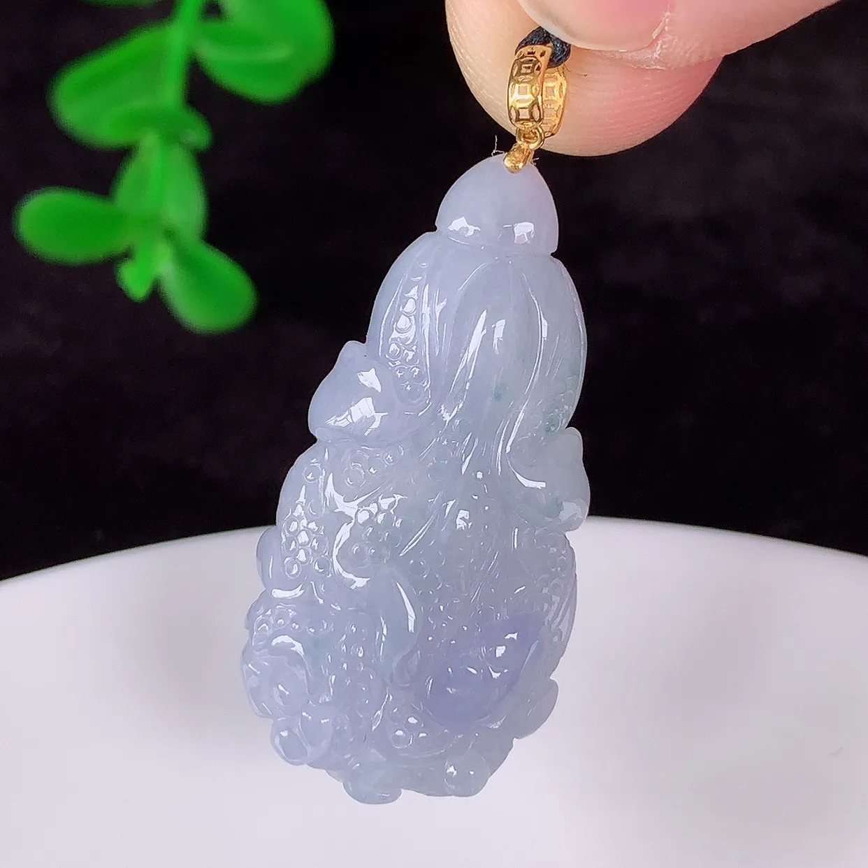 自然光实拍，18K金镶嵌冰润冰糯种紫罗兰翡翠招百财白菜吊坠，百财聚来，财源滚滚，色泽鲜艳，精工水润的白菜，性价比高！#1.14
