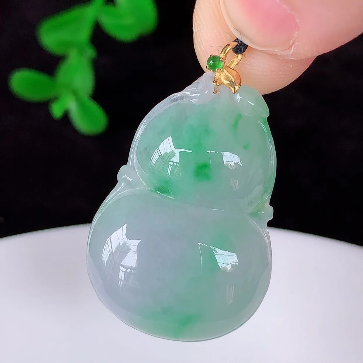 自然光实拍 18K金镶嵌冰润冰糯种飘阳绿翡翠葫芦吊坠，翡翠葫芦，寓意福禄双全 财源滚滚，佩戴效果优雅迷人！#00.14